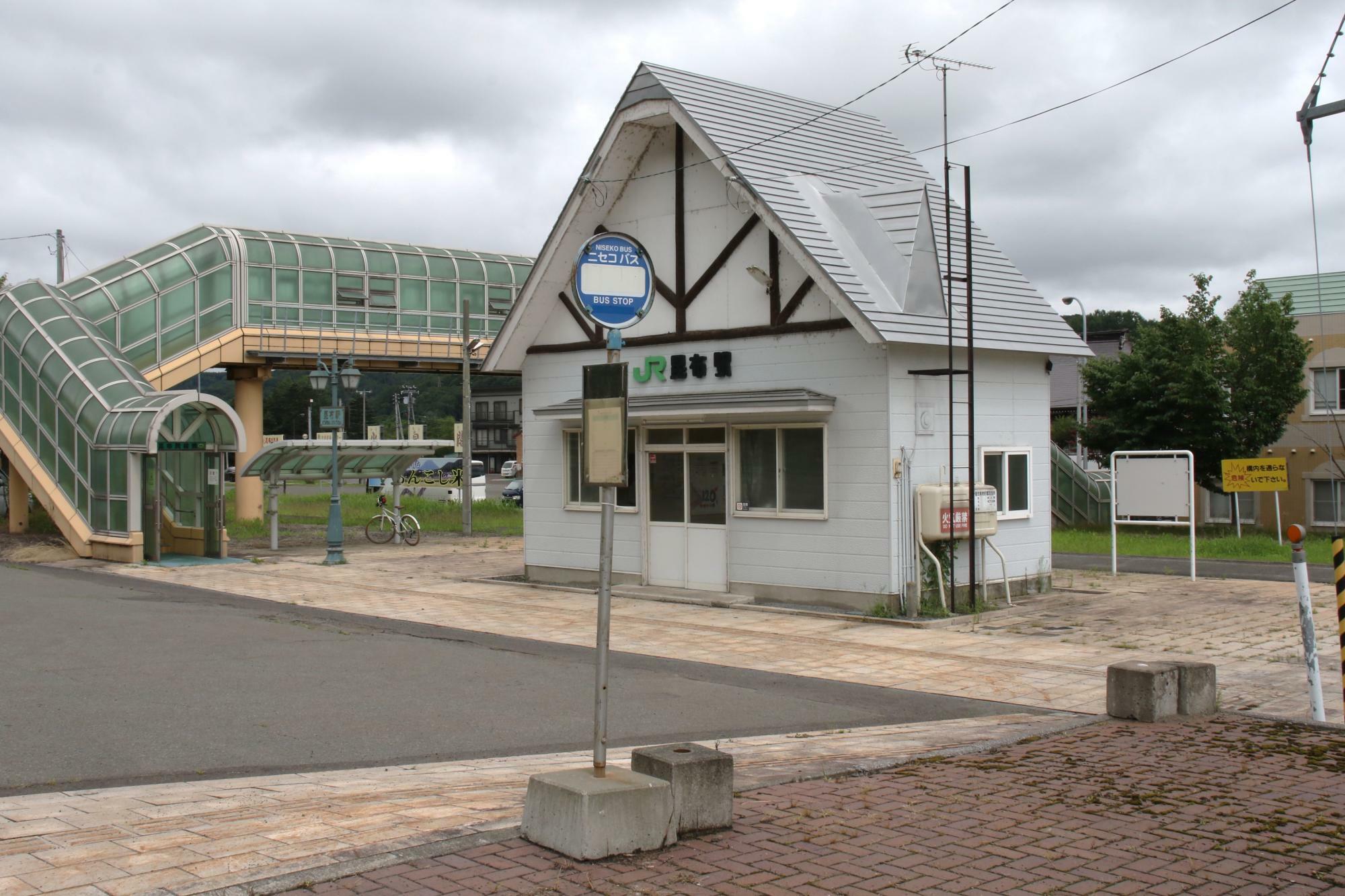 昆布駅前で1人乗車(乗車後国道の歩道から撮影)