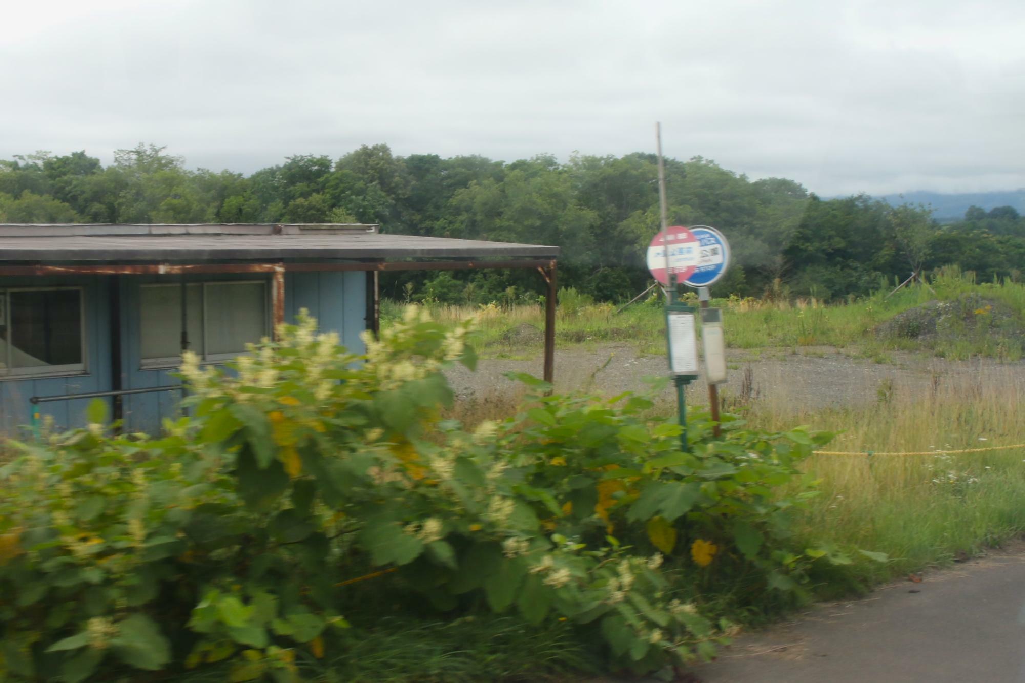 運動公園バス停はニセコバスのほか道南バスも(車内から撮影)