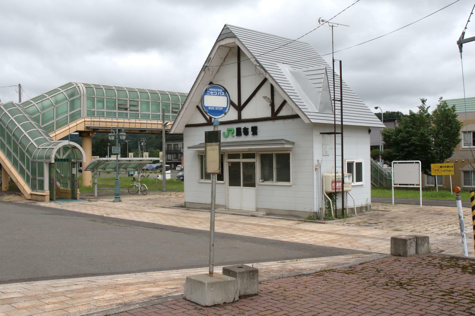 昆布駅と昆布温泉・ニセコ方面バス停(乗車前に撮影)