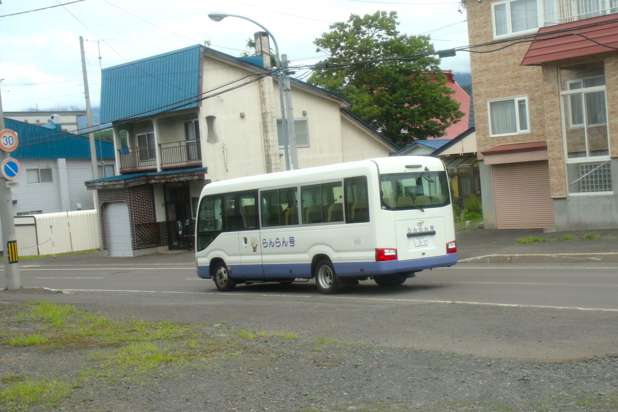 3号路線・名駒方面が先に出発(車内から撮影)