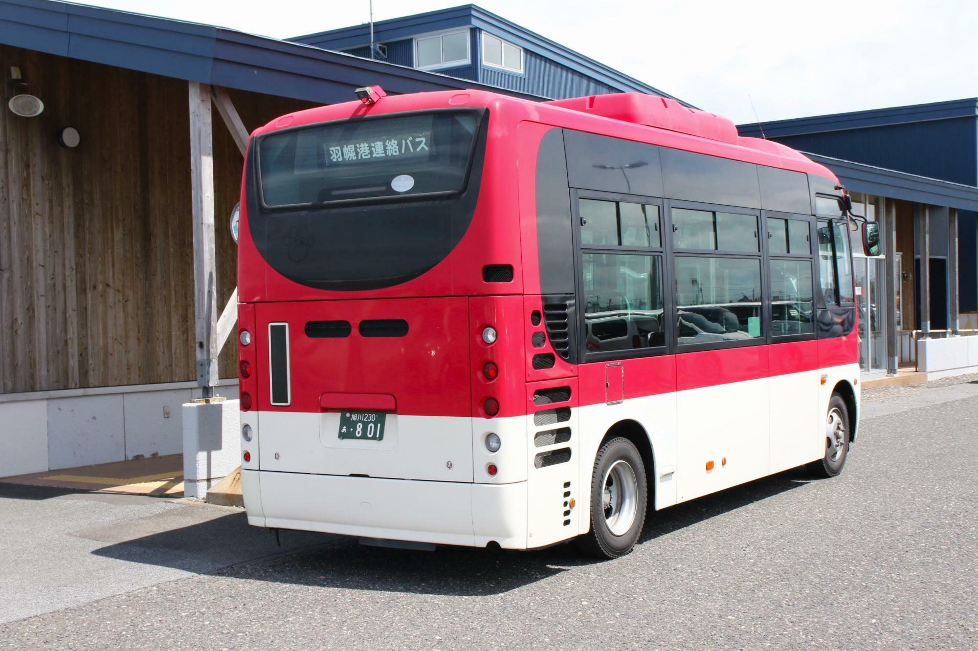 羽幌港ターミナルに到着した「観音崎らいな号」