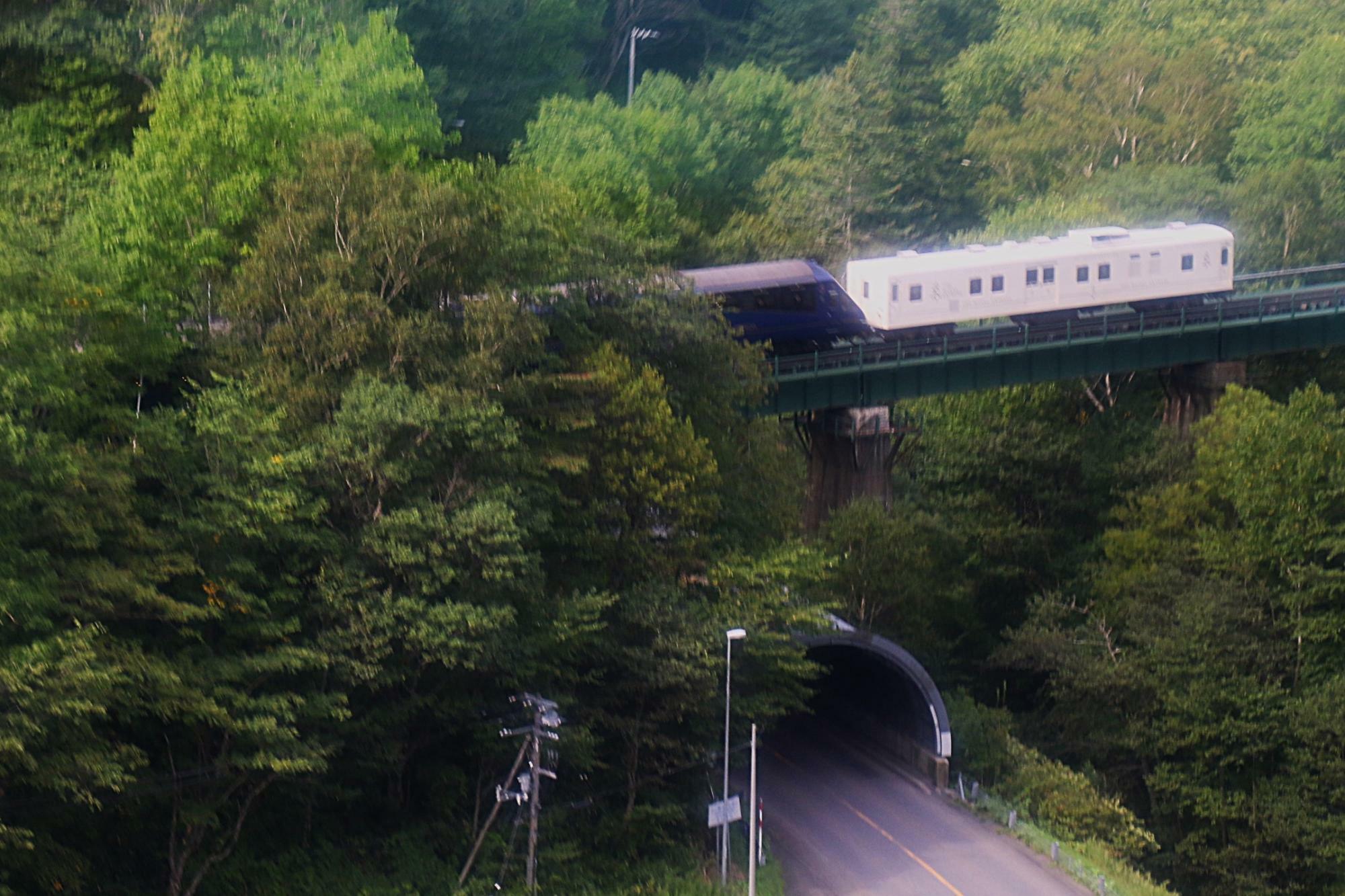 車窓から石北本線を走行するロイヤルエクスプレスが見えた