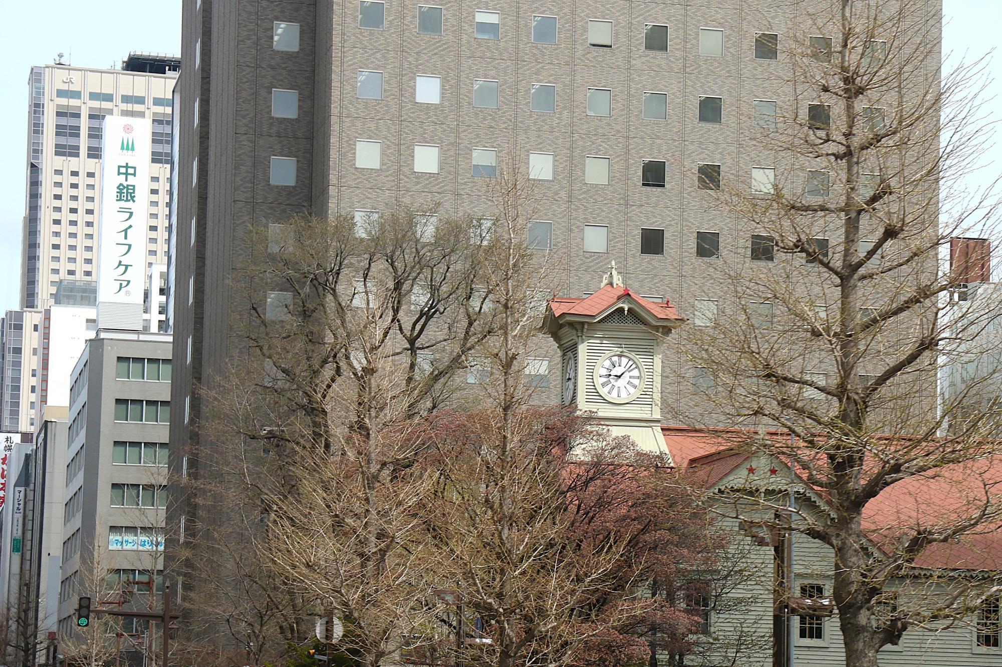 札幌時計台を右手に進行