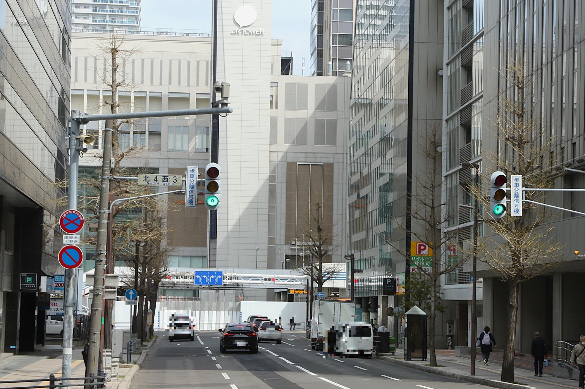 現在の札幌駅前乗車バス停位置から札幌駅南口方向に撮影