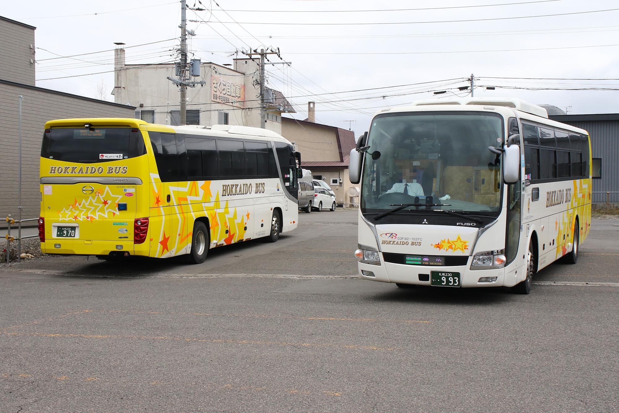 帯広営業所に到着したバス(右)と13:00発札幌行(左)