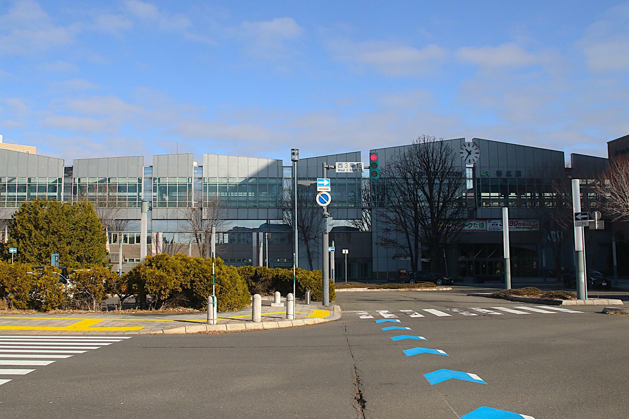 とかちプラザ前から見たJR帯広駅南口