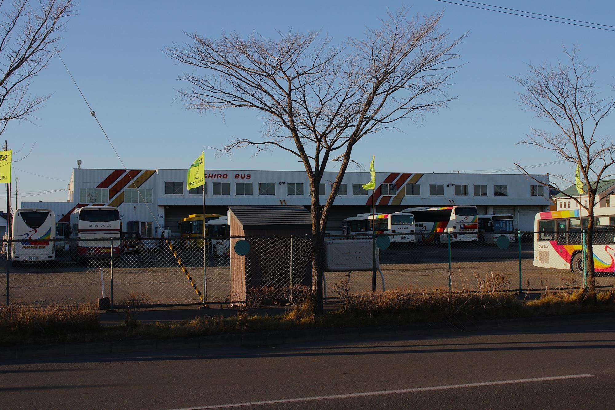 くしろバス本社・札幌からの北海道中央バス車両が停車していた