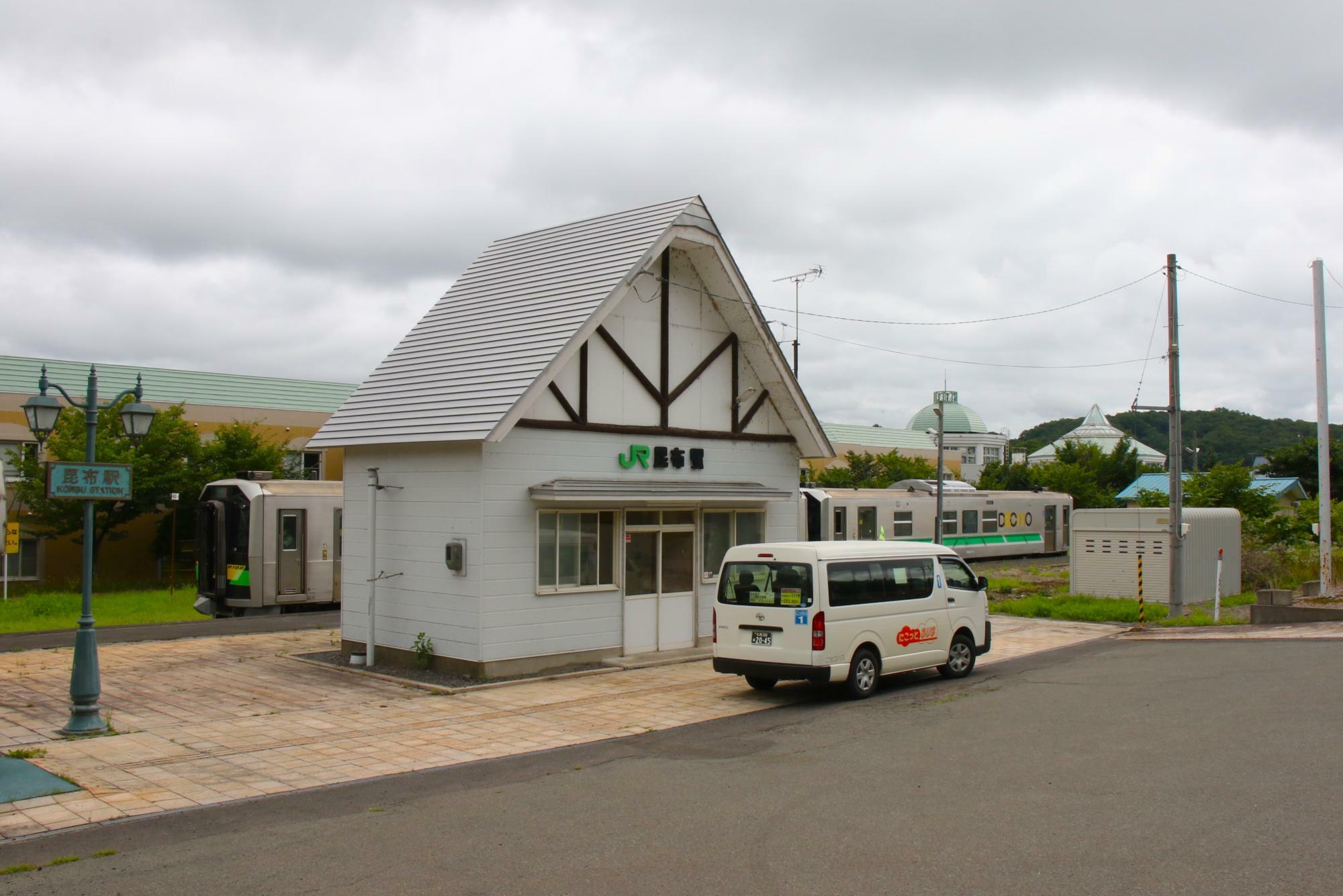 下車直後にJR函館本線・蘭越行きと遭遇(国道の歩道から撮影)