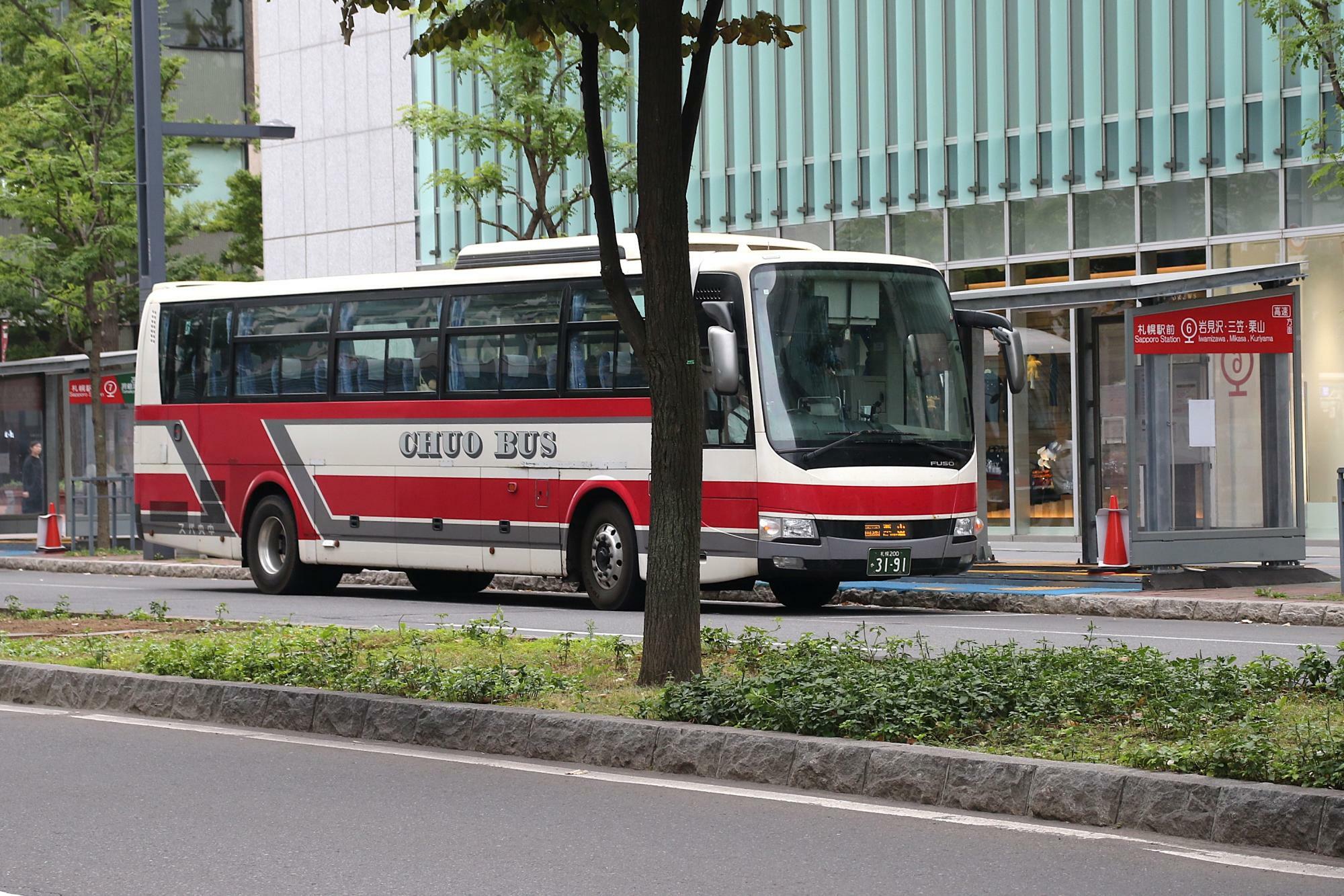 札幌駅前(日本生命札幌ビル前)で発車待ち中の高速くりやま号