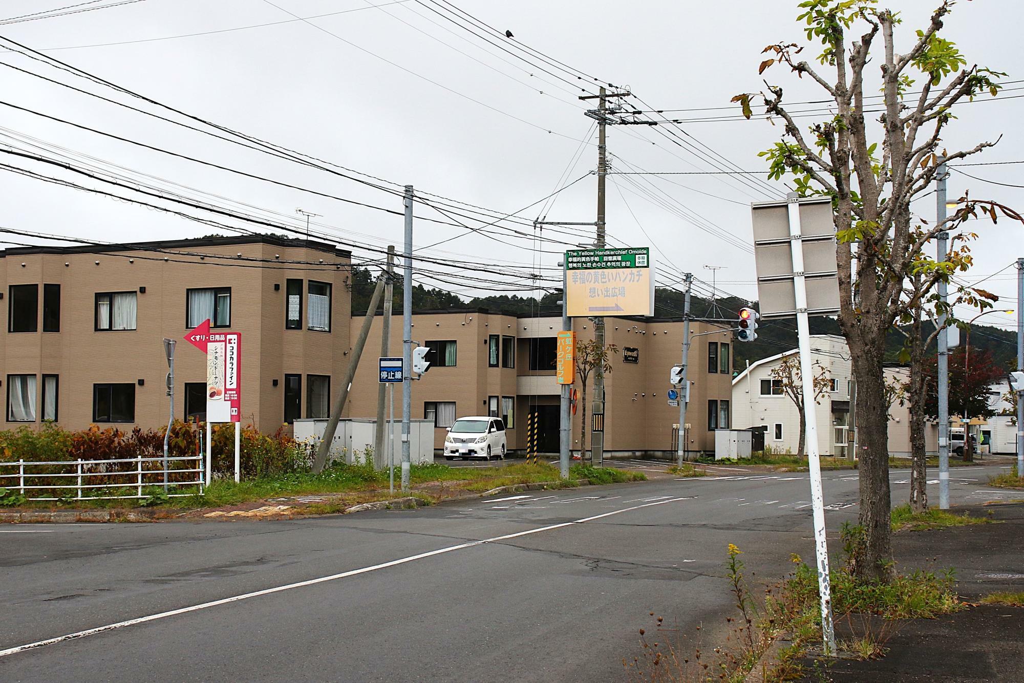 バス停後ろの交差点を右へ