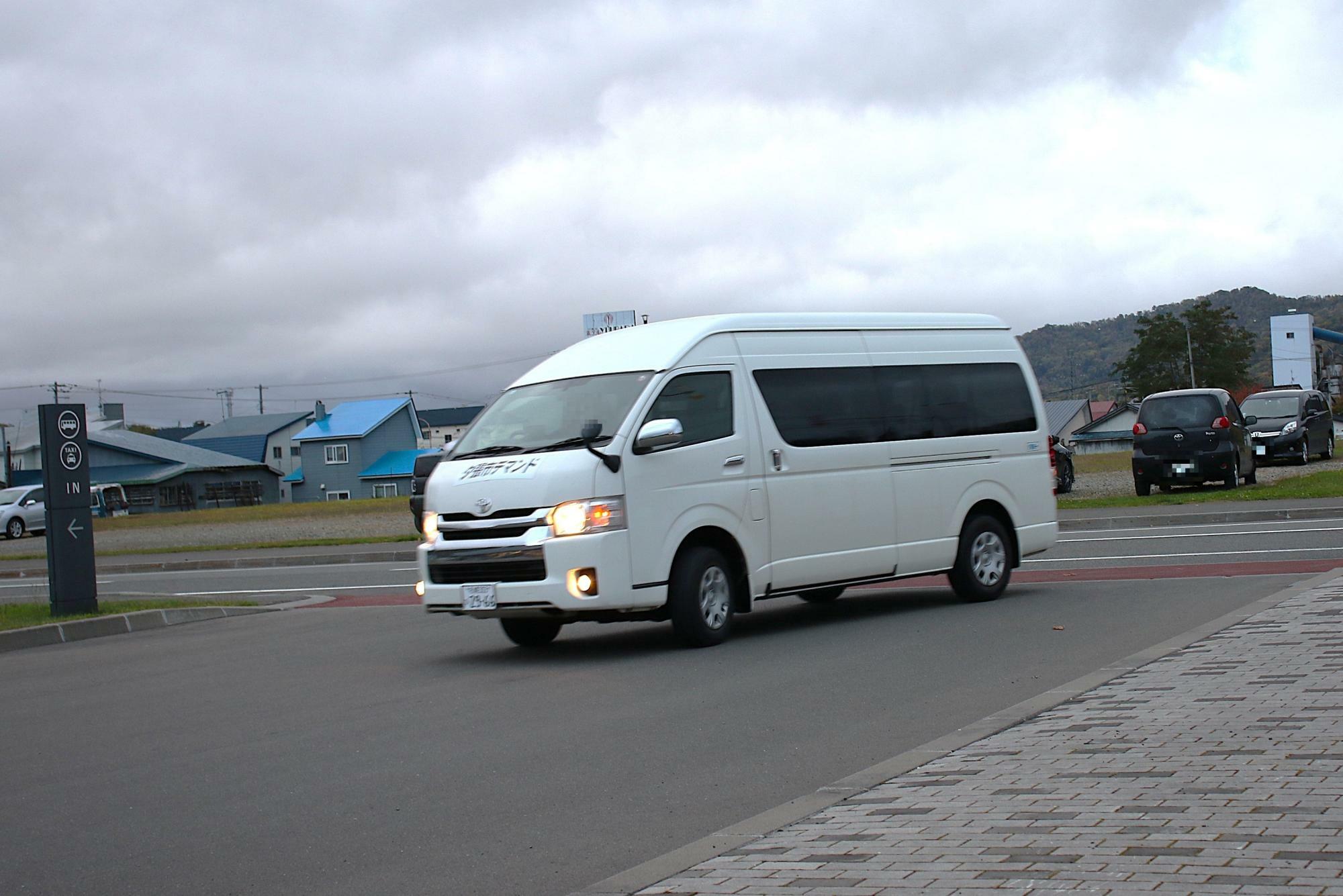 発車予定時刻10分前に到着した夕張第一交通デマンド車両