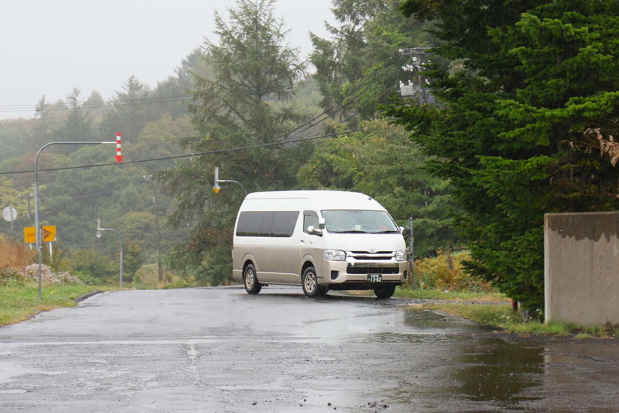 サンサンの湯にワンボックス車が到着