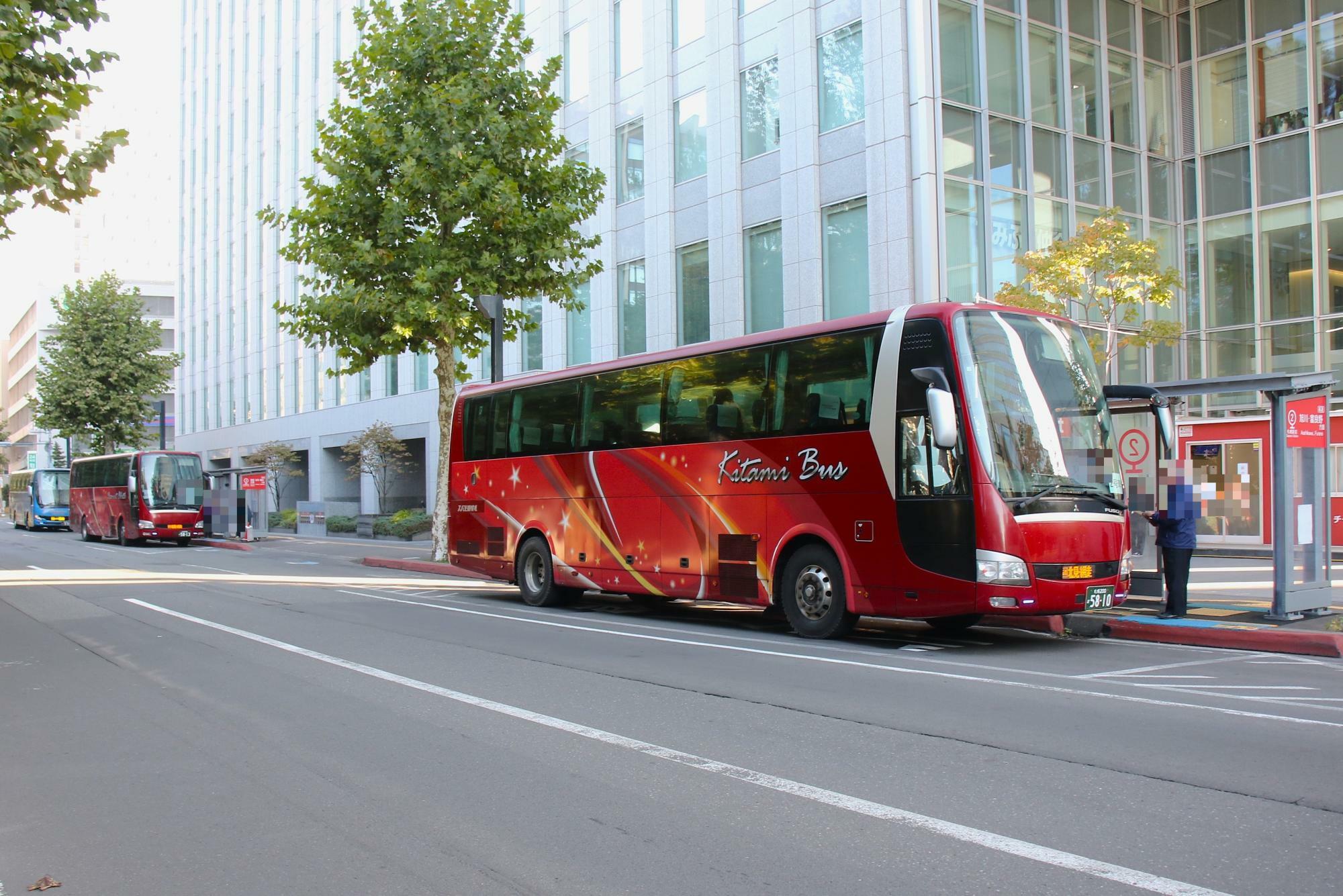 1号車が通常の3番乗場、2号車は2番/旭川・富良野行乗場で乗車