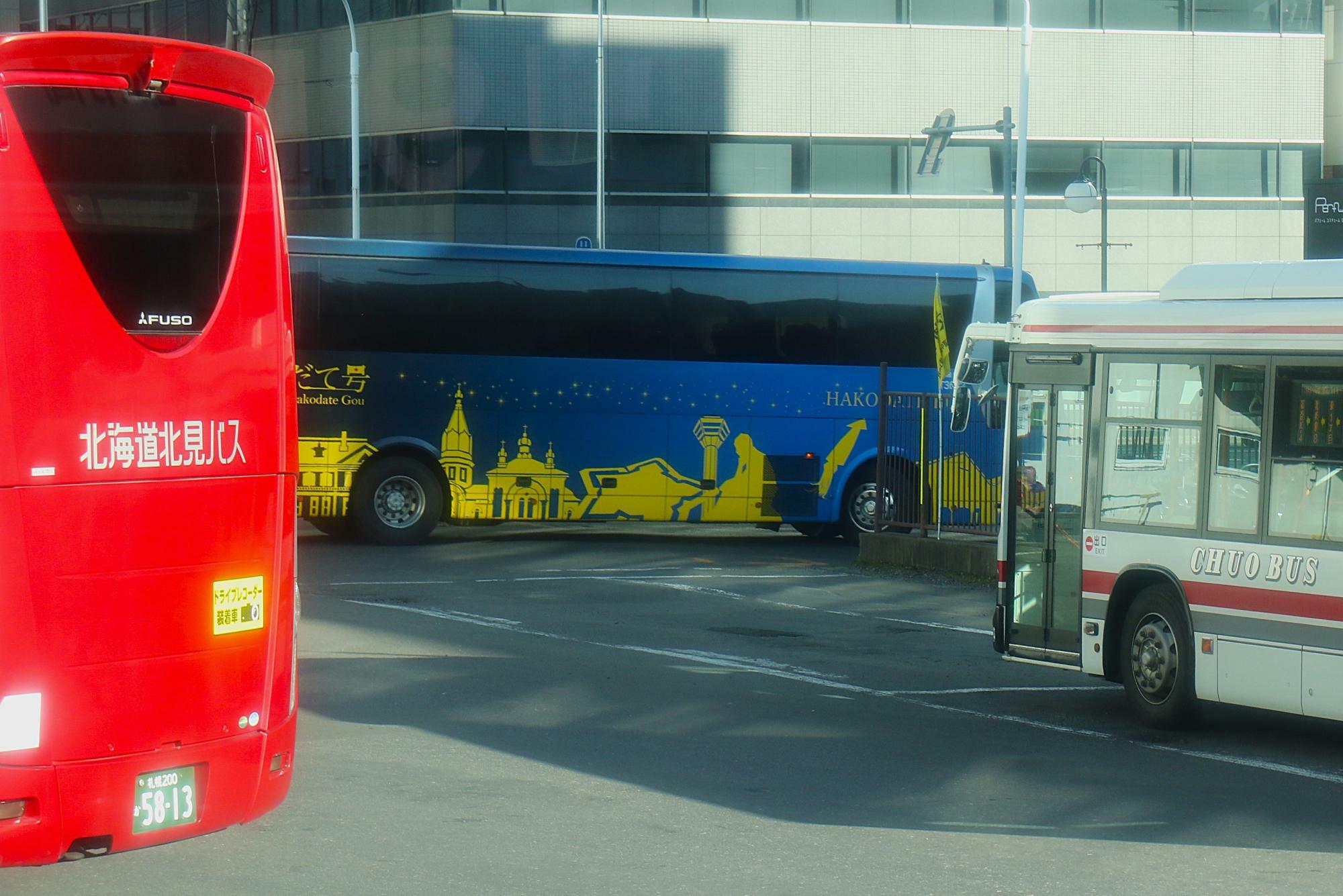 札幌駅前で同時に発車した高速はこだて号が先に発車