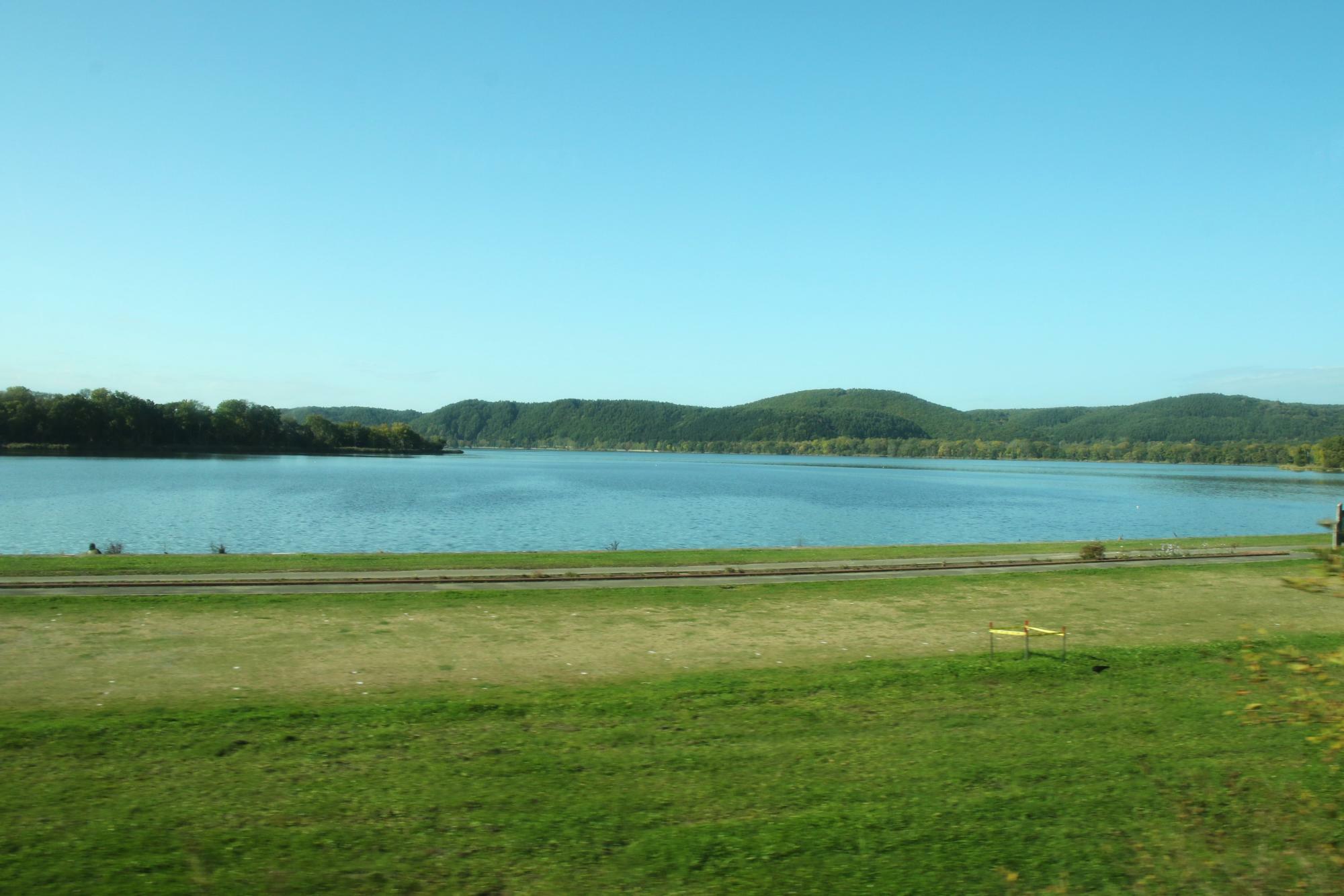 網走湖の景色を楽しみながら進む