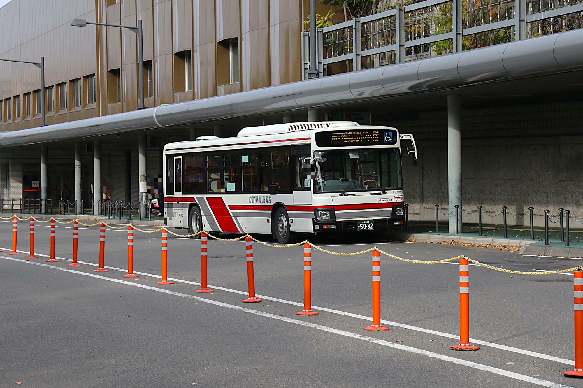 真駒内駅3番のりばから発車(別の日の昼に撮影)