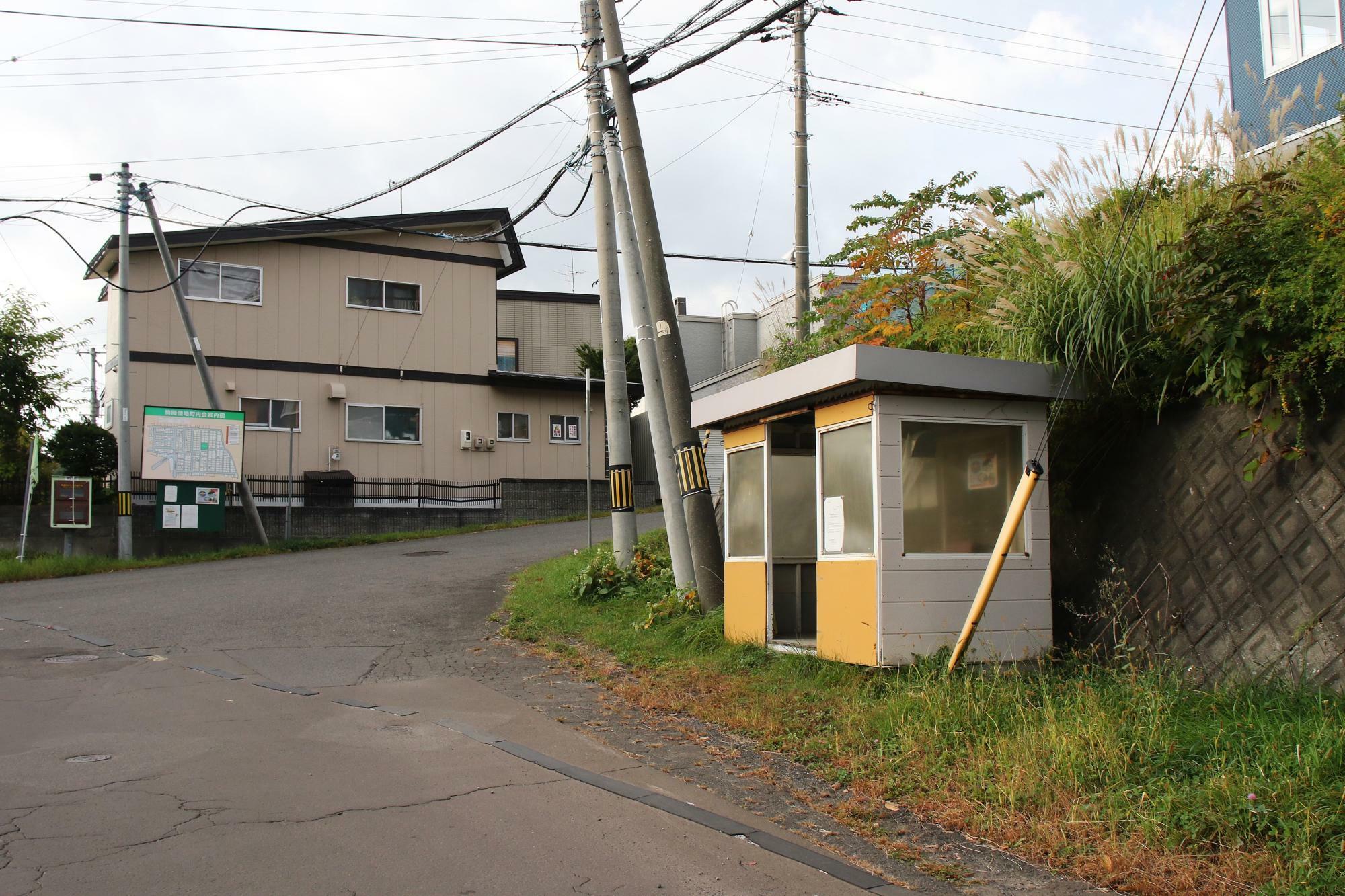 駒岡団地バス停(早朝に撮影)