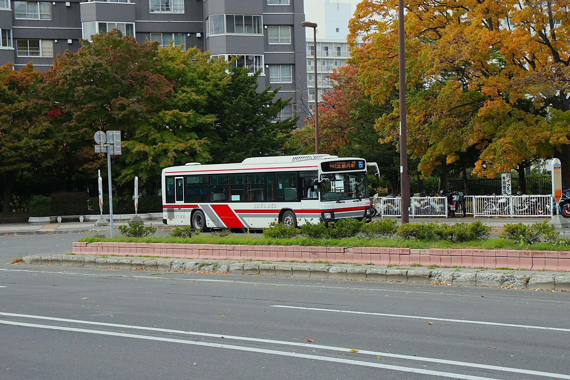 朝一便は真駒内到着後、降車バス停を旋回し恵開拓記念碑へ回送