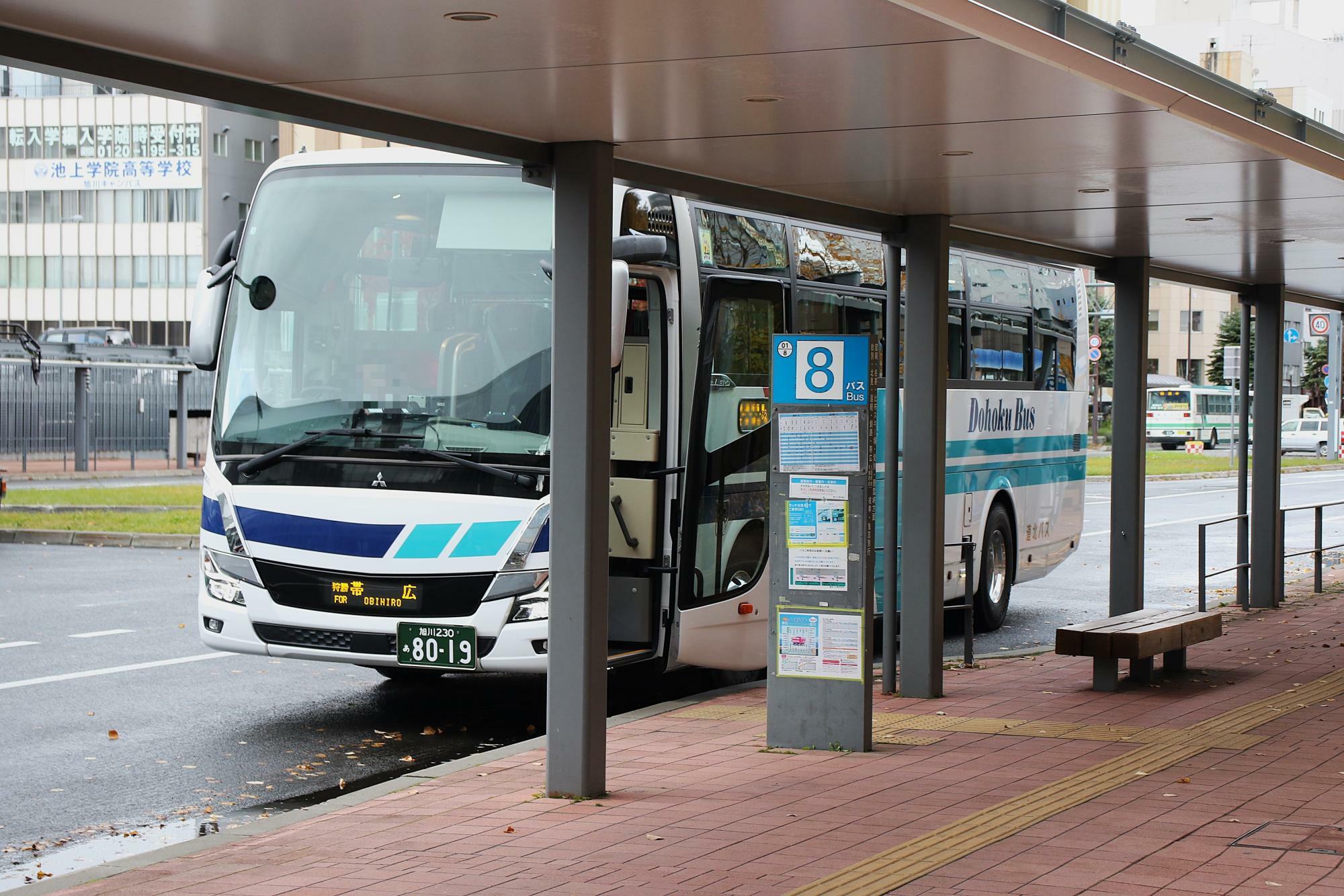 旭川駅前で発車待ちの道北バス・狩勝峠経由ノースライナー