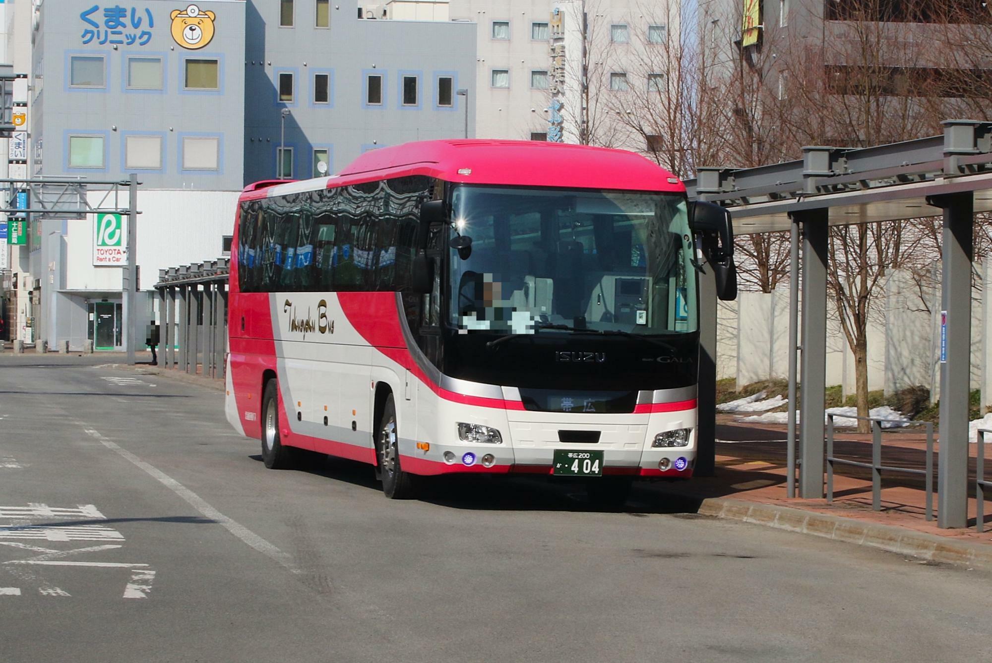 旭川駅前で発車待ちの北海道拓殖バス(別の日に撮影)