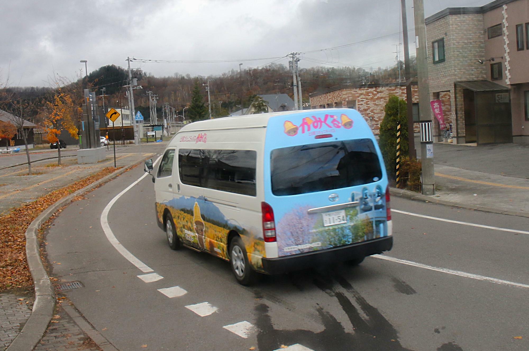 上川駅前で「かみくる」と遭遇