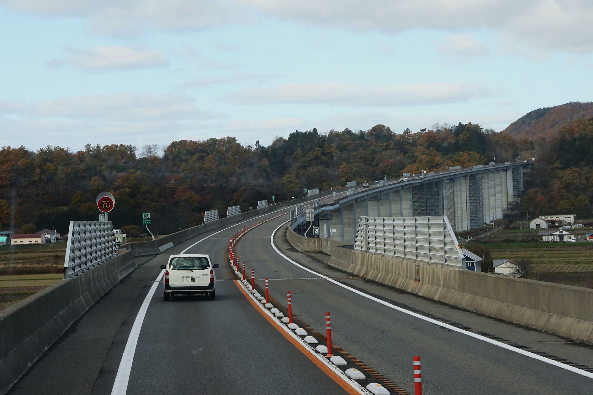 高速道路の橋の長さとしては日本一・長流川橋を渡る