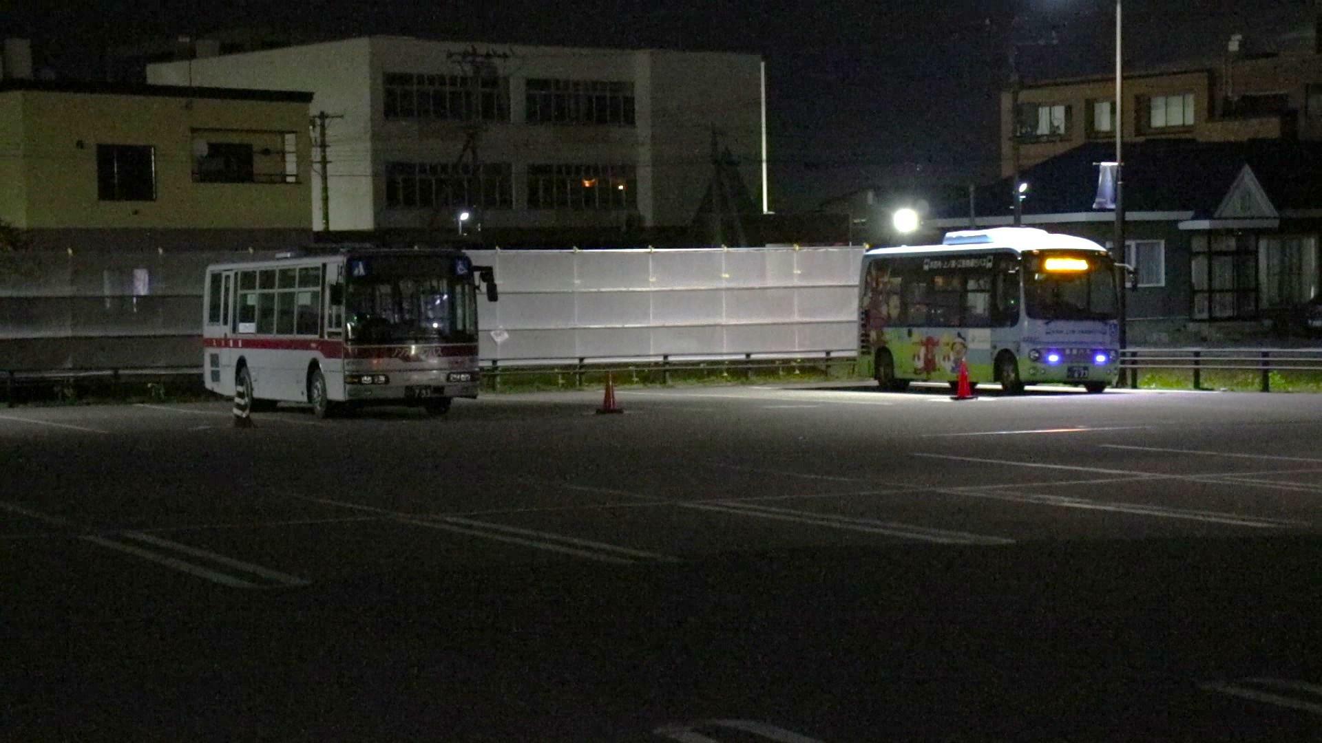 道の駅駐車場で休憩・待機中の函館バス