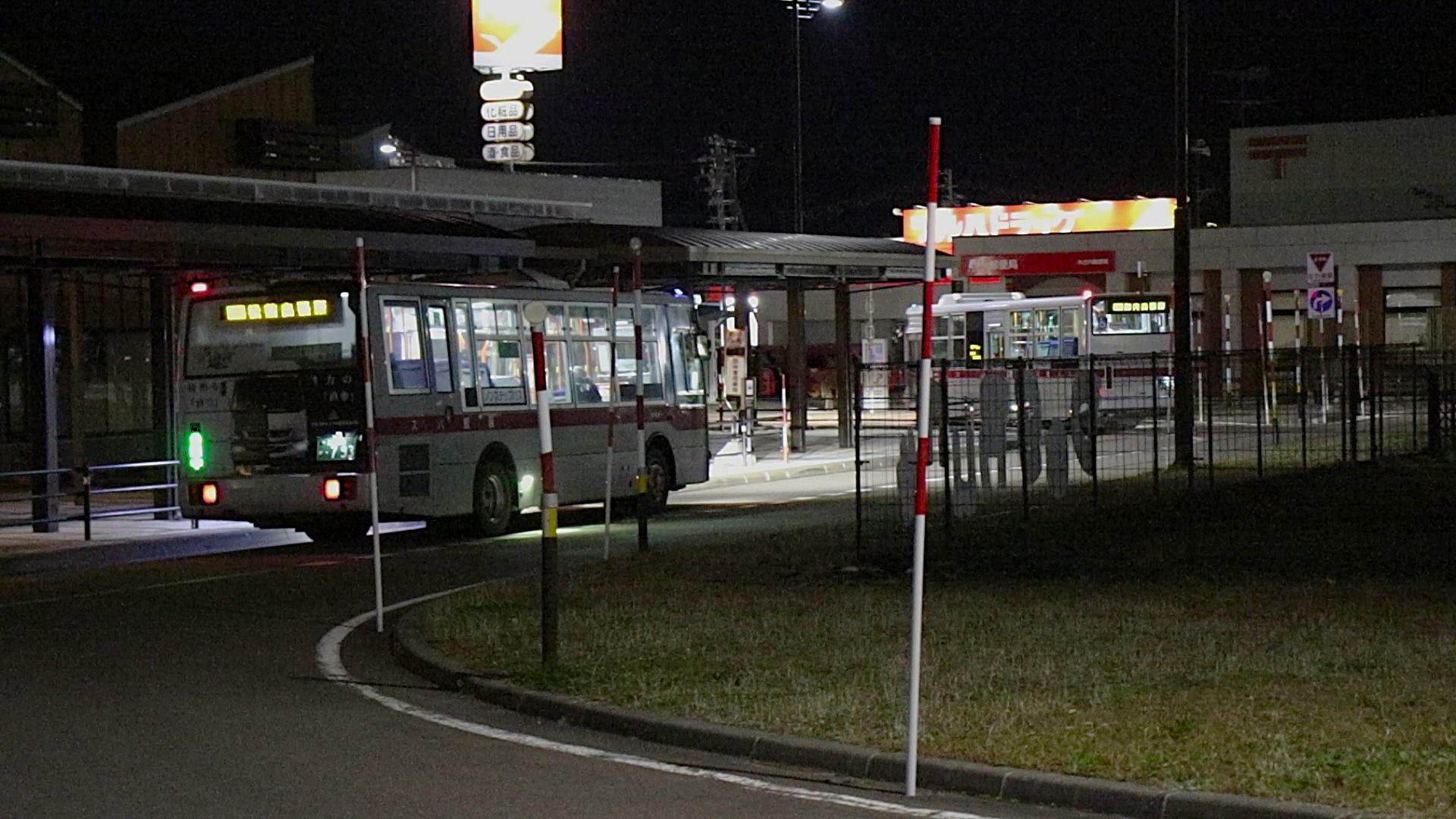 知内出張所行が発車