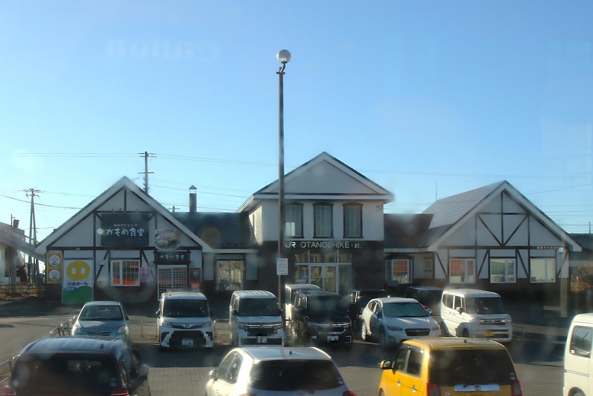 車窓から見たJR大楽毛駅