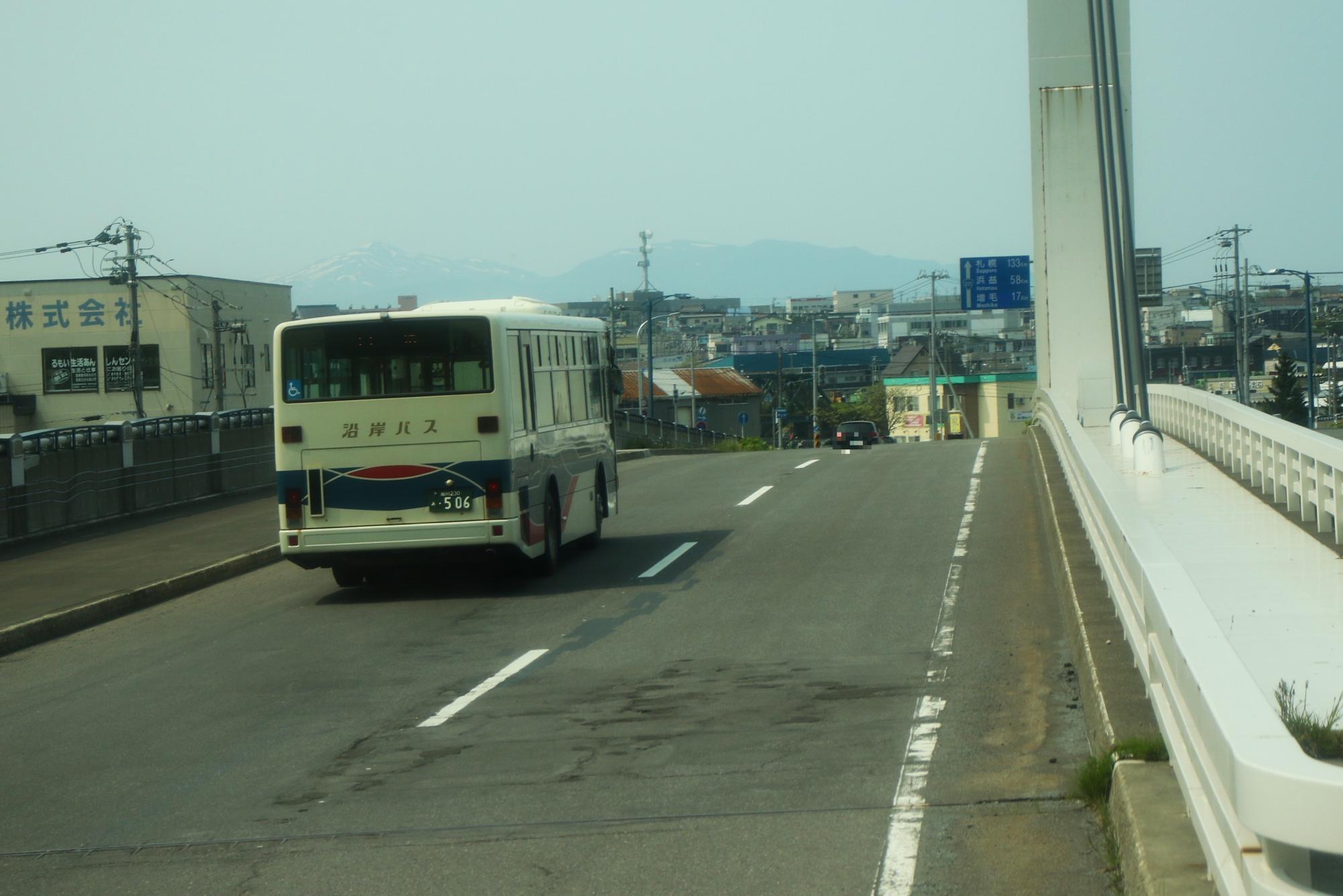 沿岸バス バス停 丸板 苫前高校 木製 北海道 330px-Enganbus_rumoi.JPG