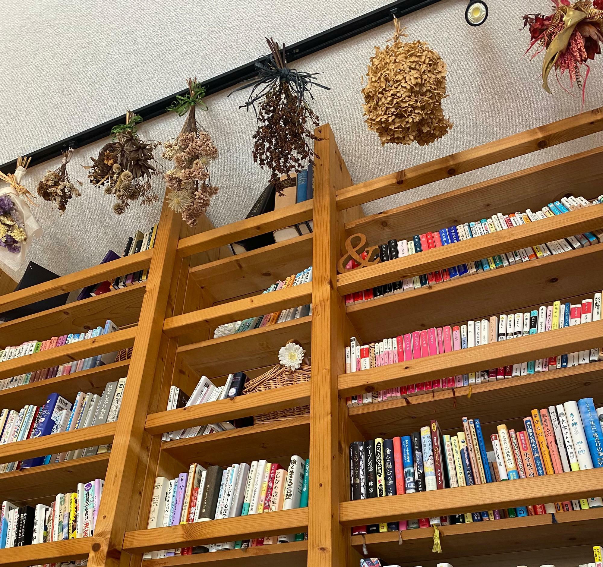 壁一面に取り付けられた本棚には、文庫本から雑誌、絵本までが並び自由に手に取って読むことができます。