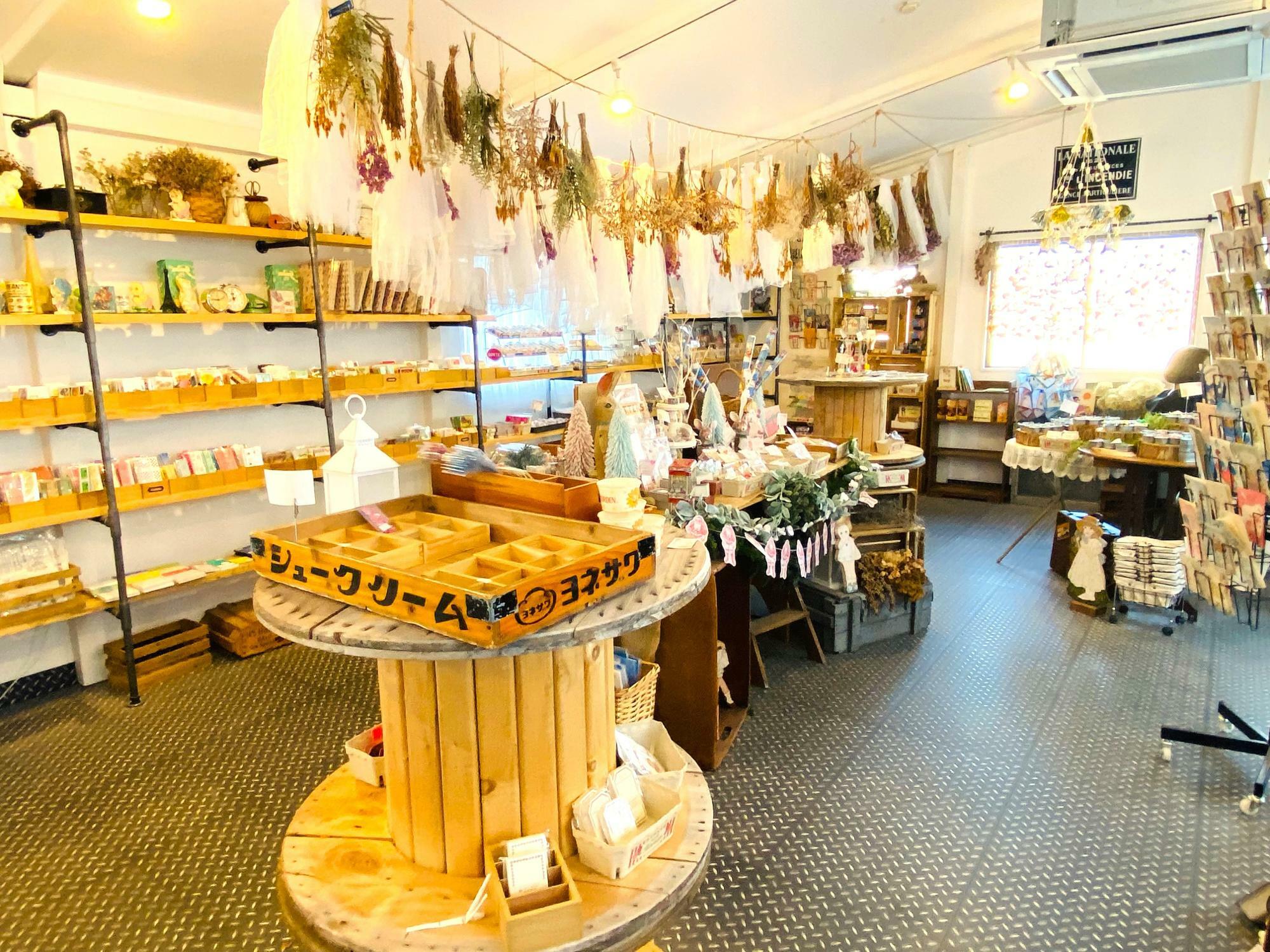 明るく開放感のある店内。さっそく数々の商品に目を奪われます。