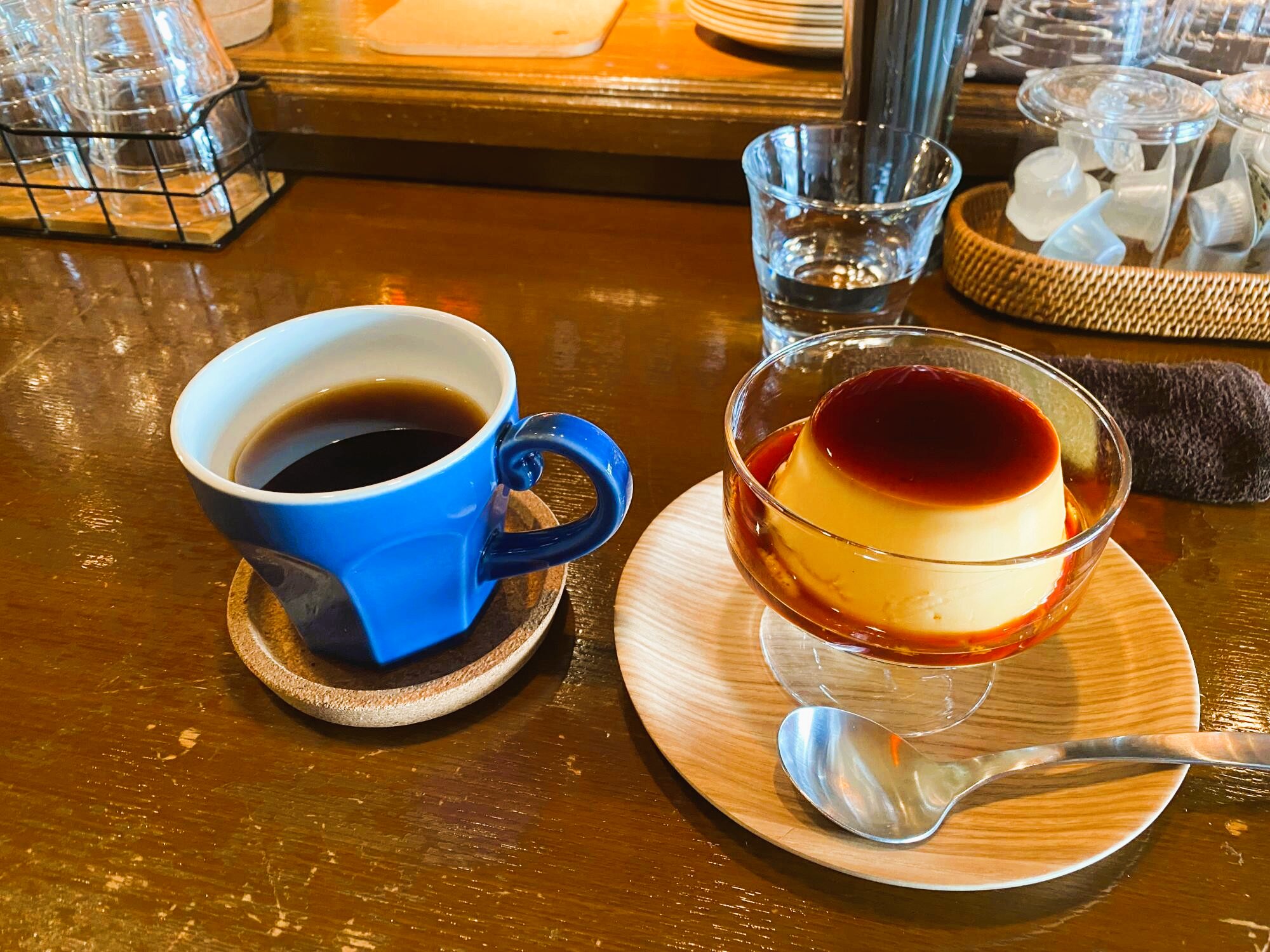 ホットコーヒーとプリンセット(９００円)　レトロ感あふれるコーヒーカップとプリン皿がBarカウンターにマッチします。　
