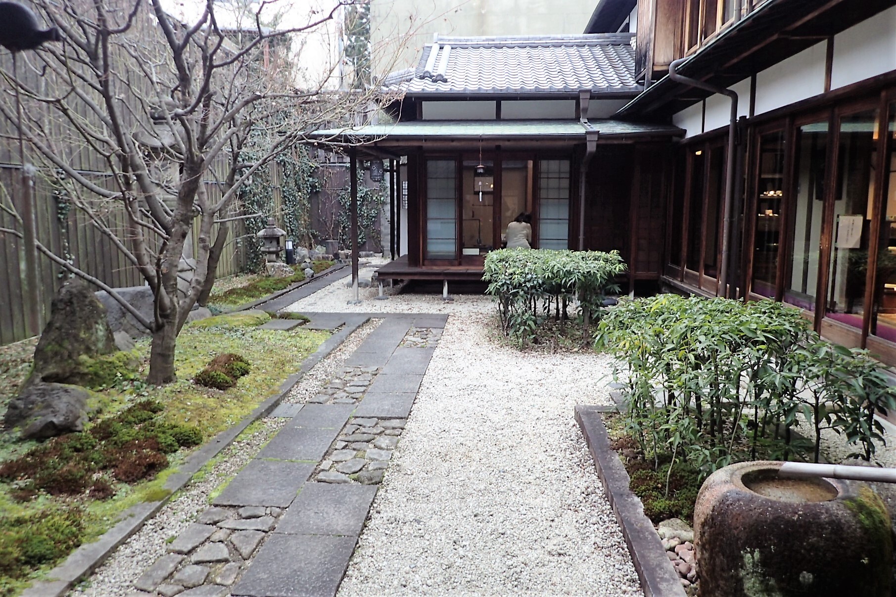 写真正面のお部屋が茶室