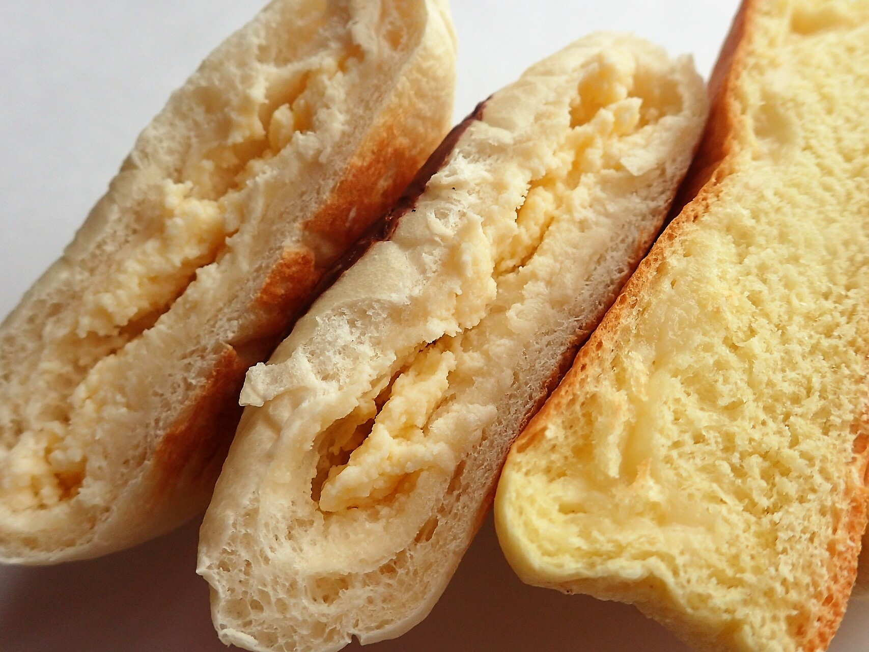 左・白いクリームチーズパン　右・とろけるチーズのケーキパン　の断面