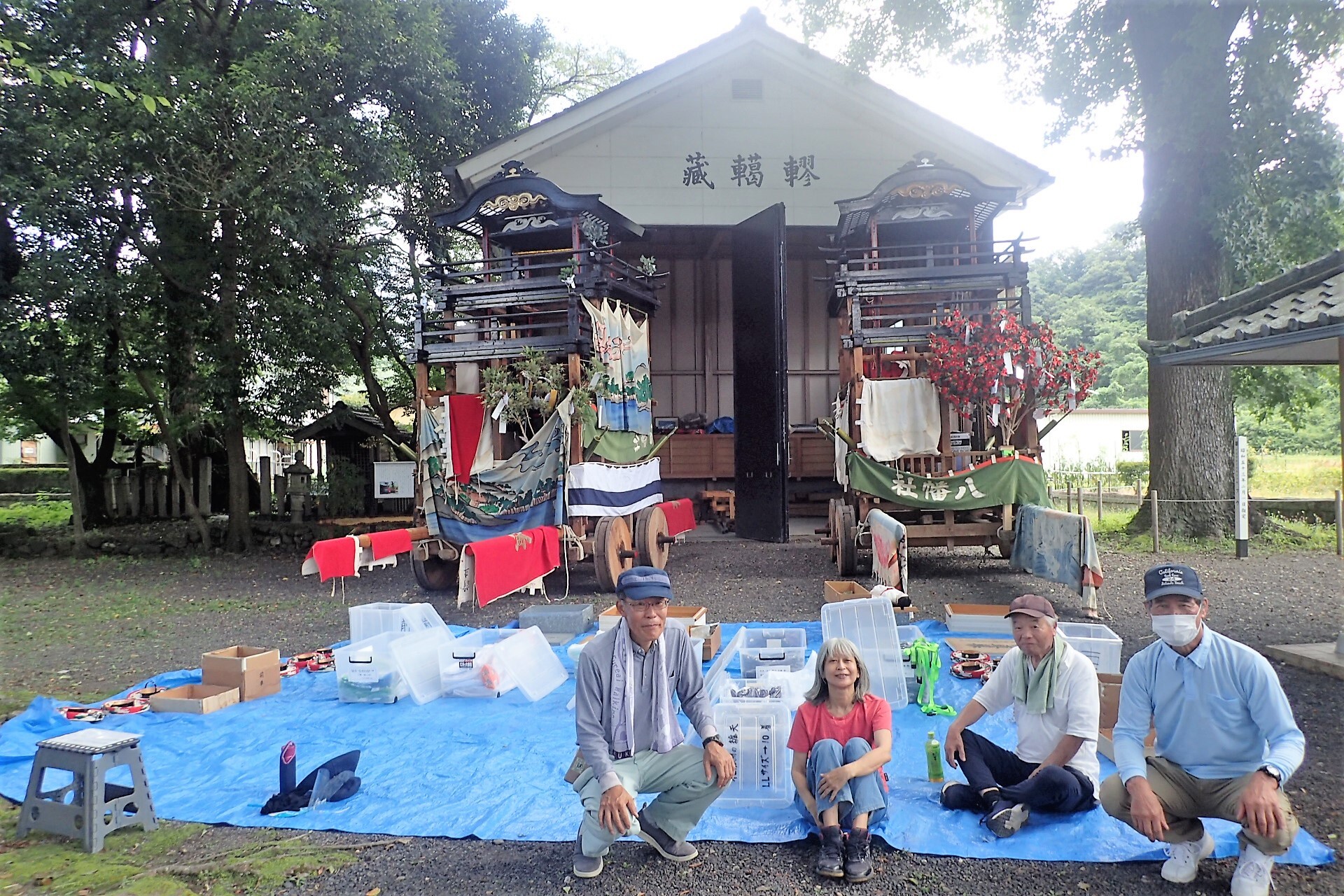 虫干し作業をされていた地元の方々と山車と轇轕蔵