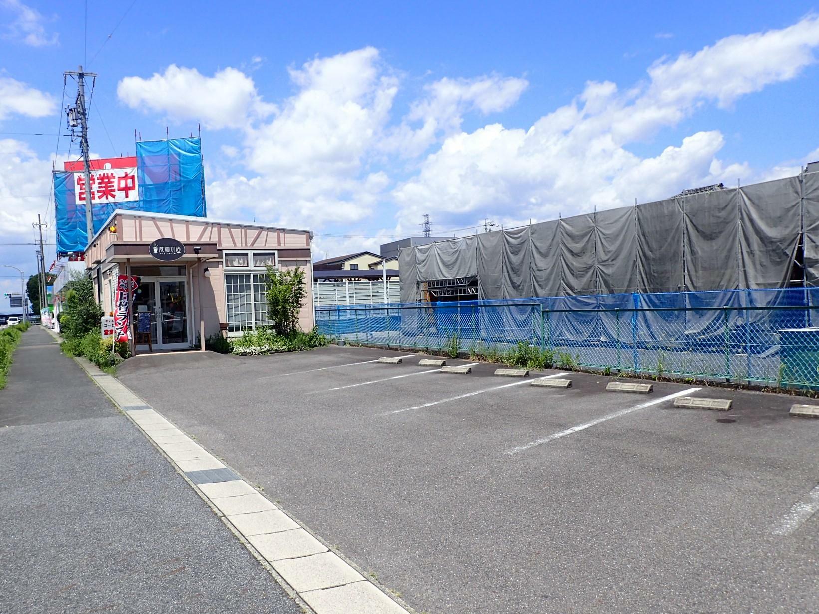 写真左の建物・香蔵珈琲店