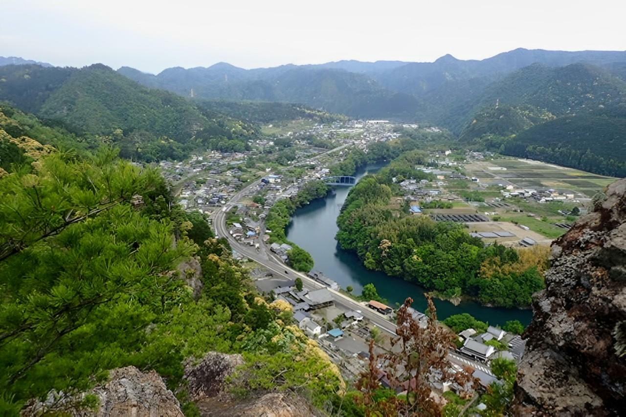 遠見山から麓を撮影した写真