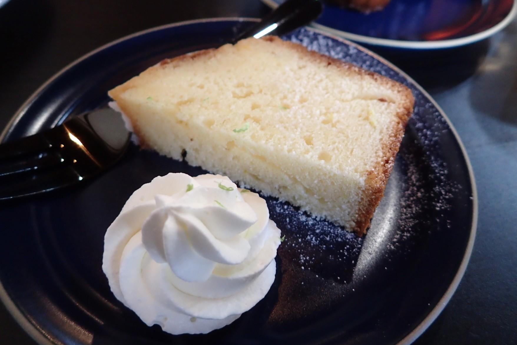 本日のデザートのレモンのパウンドケーキ