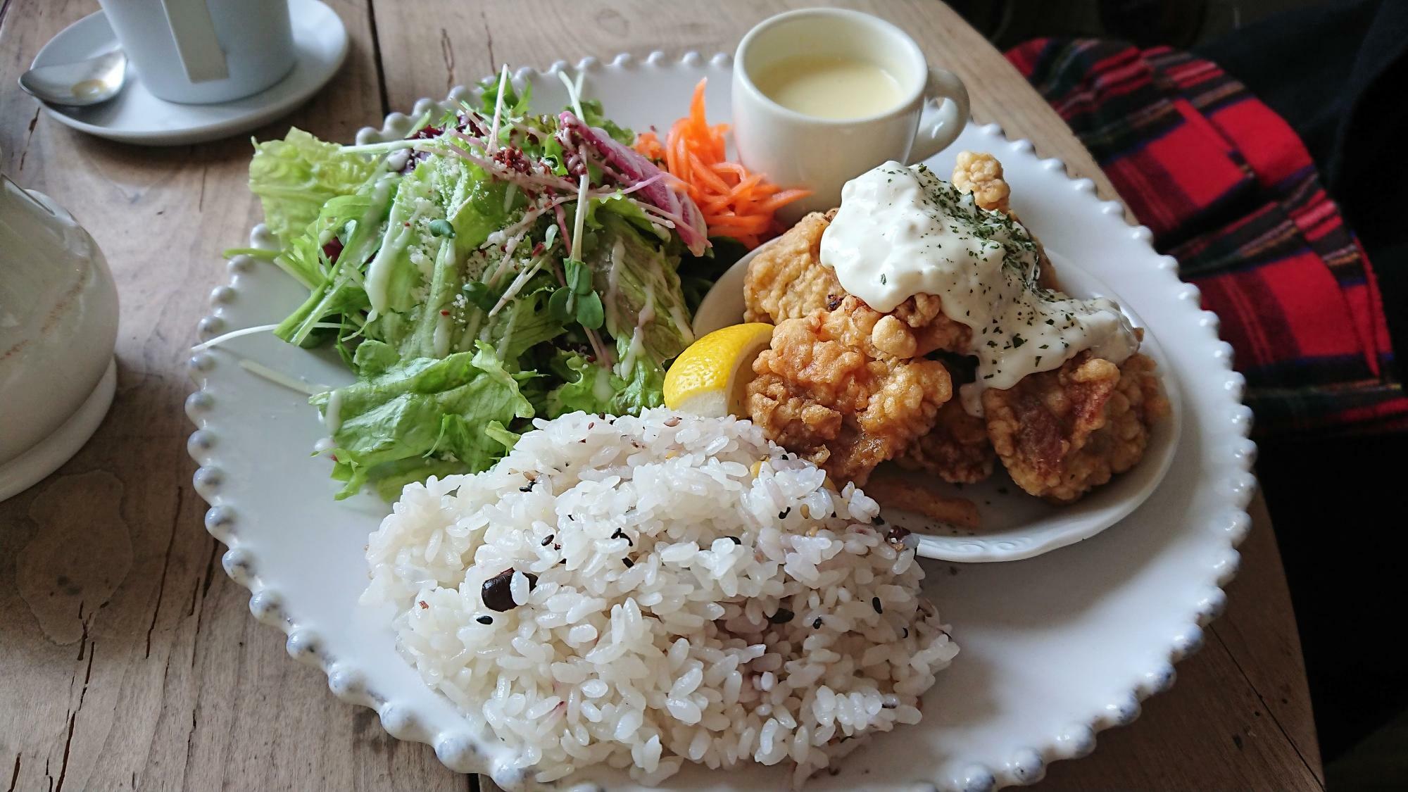 鶏もも肉の唐揚げ～タルタルソースかけ～（1,430円・税込）