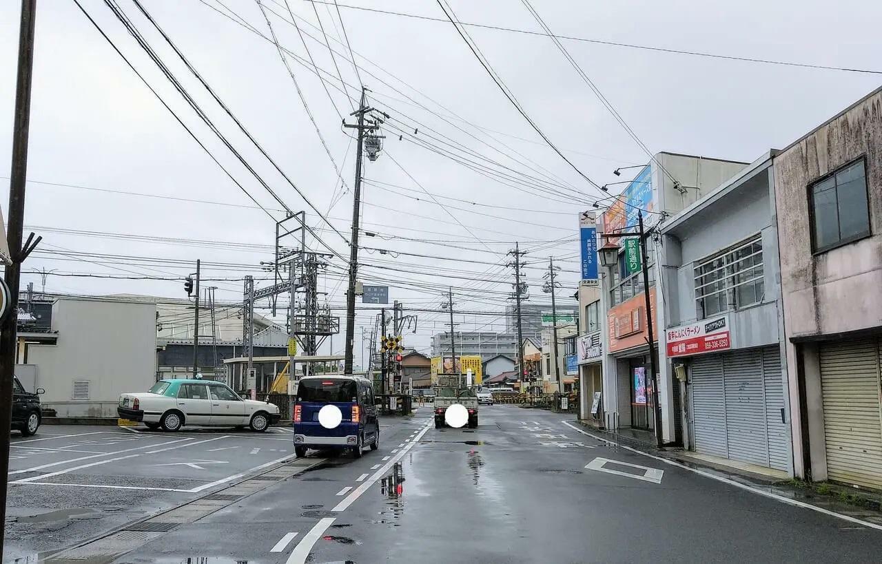 近鉄富田駅からすぐの便利な立地です。