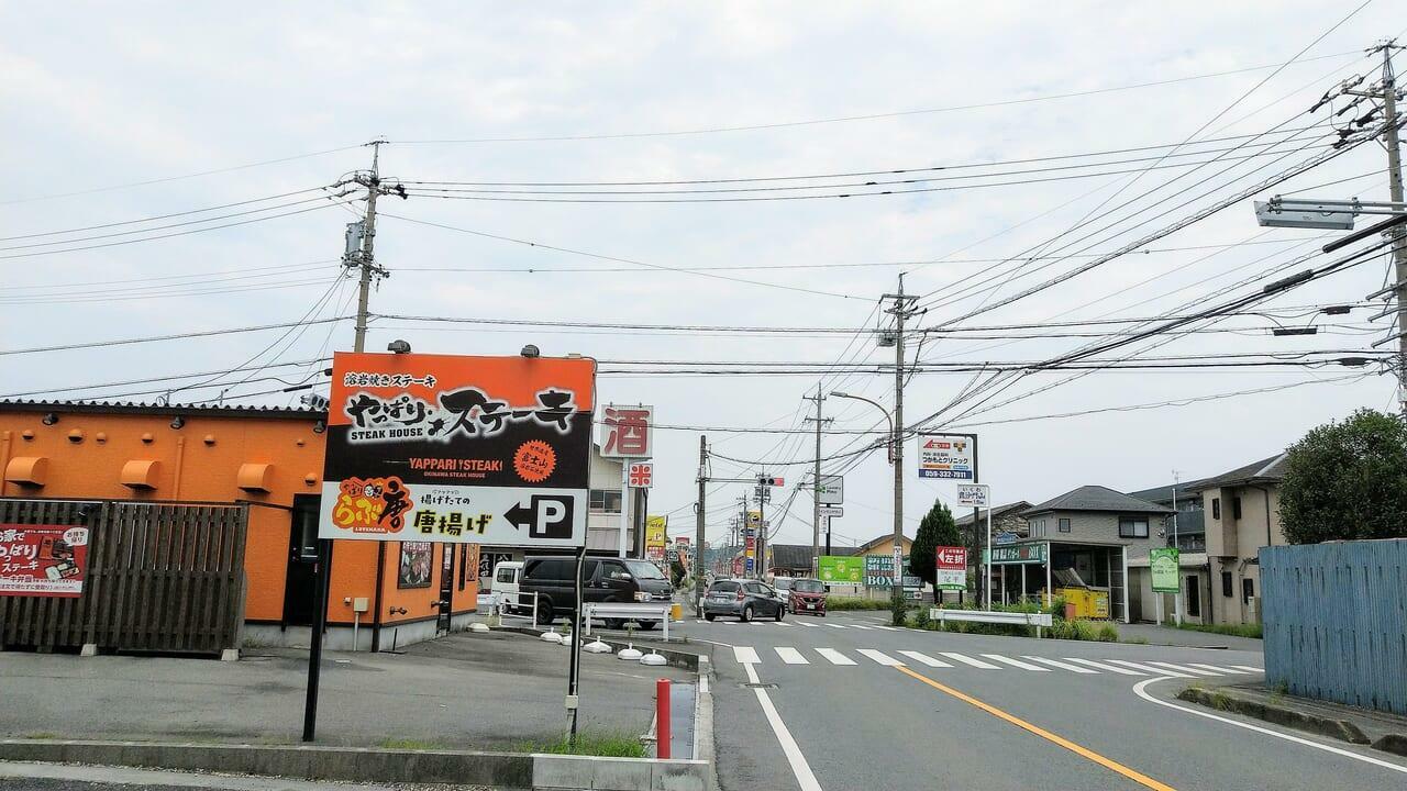 たくさんの飲食店が並ぶ通り沿いです。