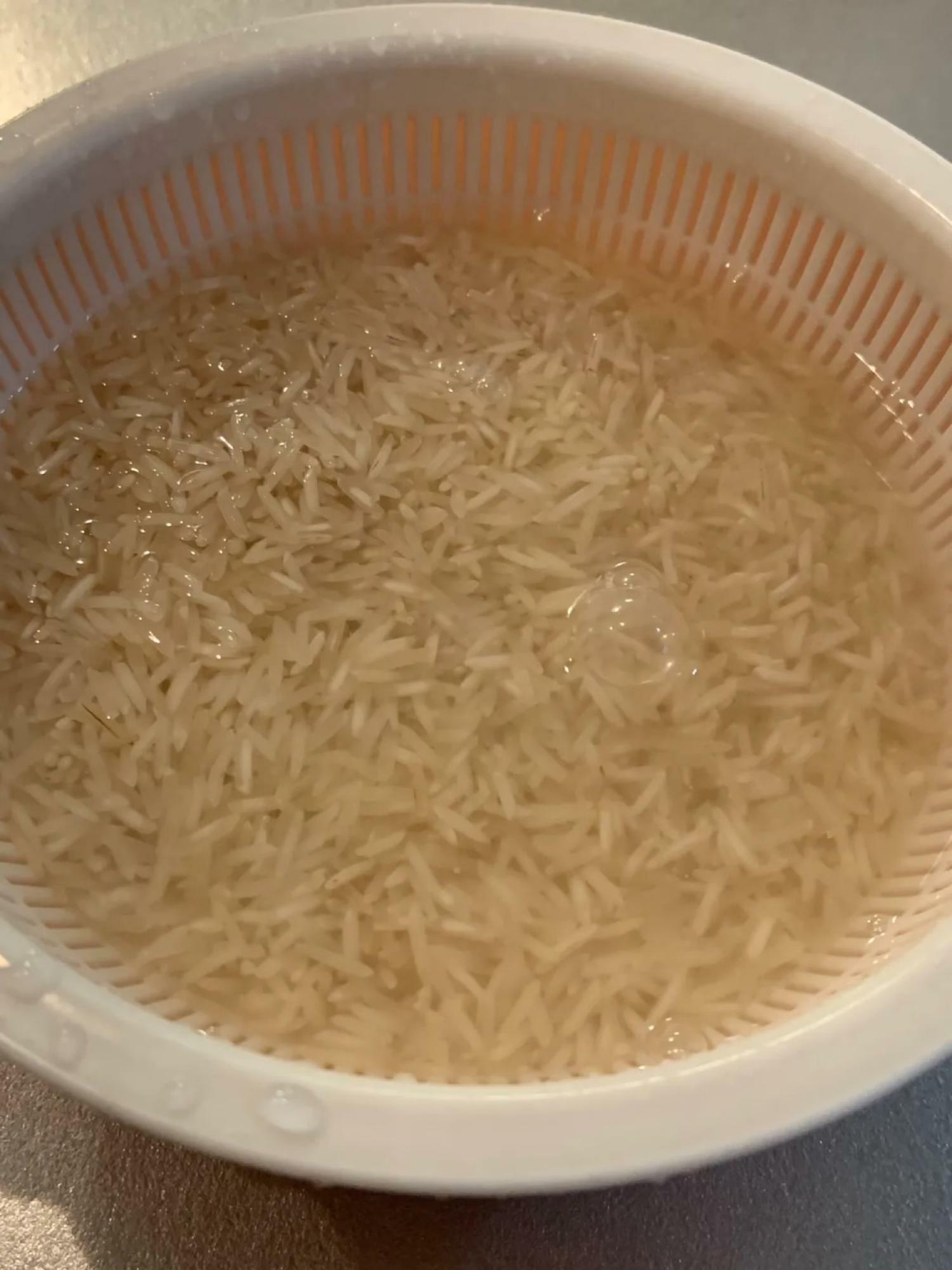 米を研ぐのではなく、表面の汚れを取る程度で洗います。
