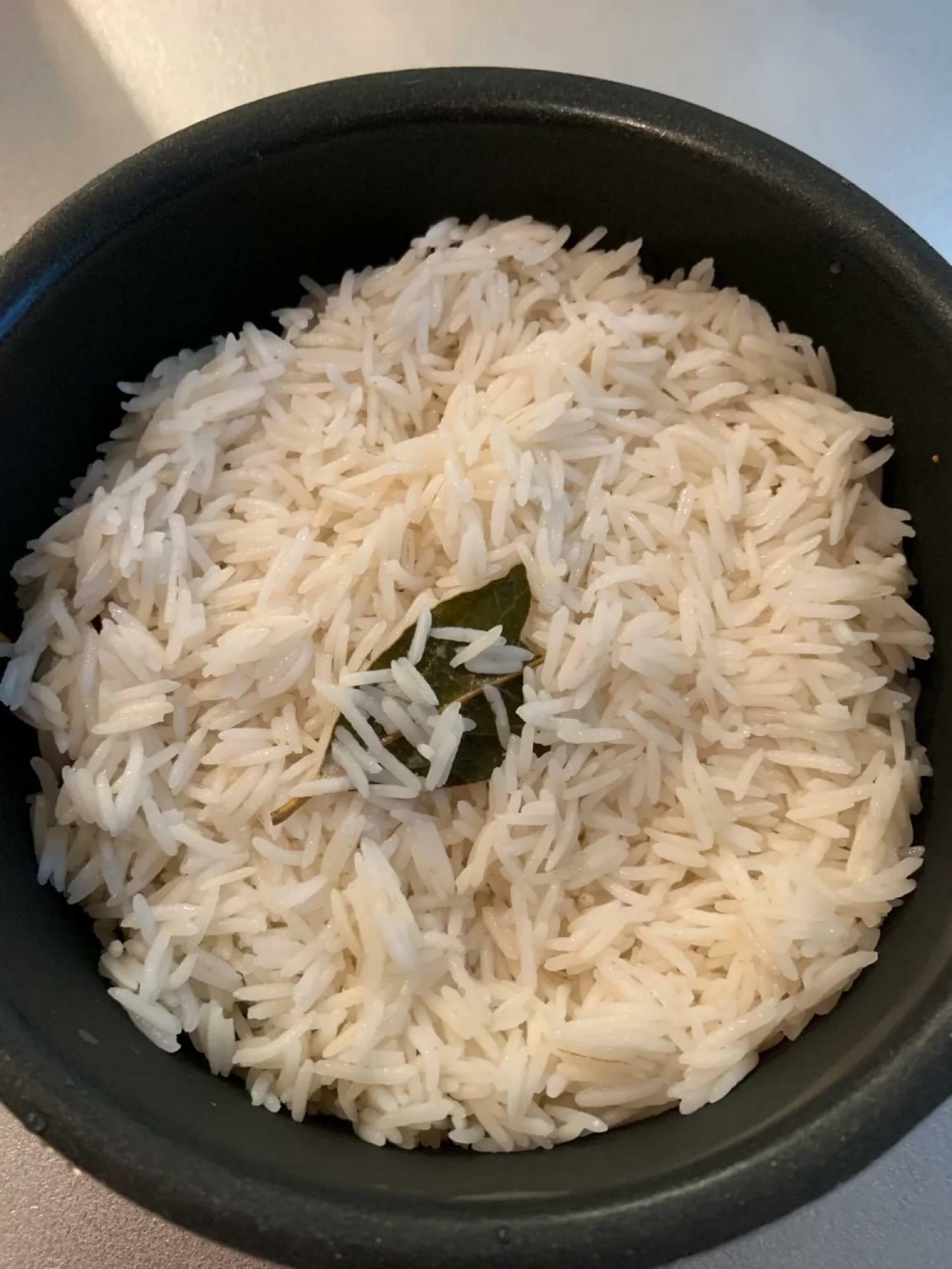肉の層の上に、米の層ができます。