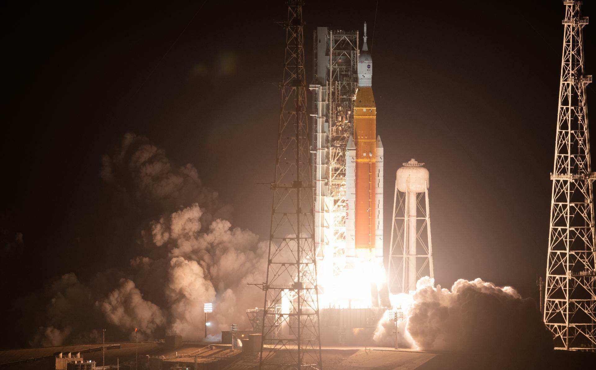 2022年11月16日に初めて打ち上げられた「SLSロケット」©NASA