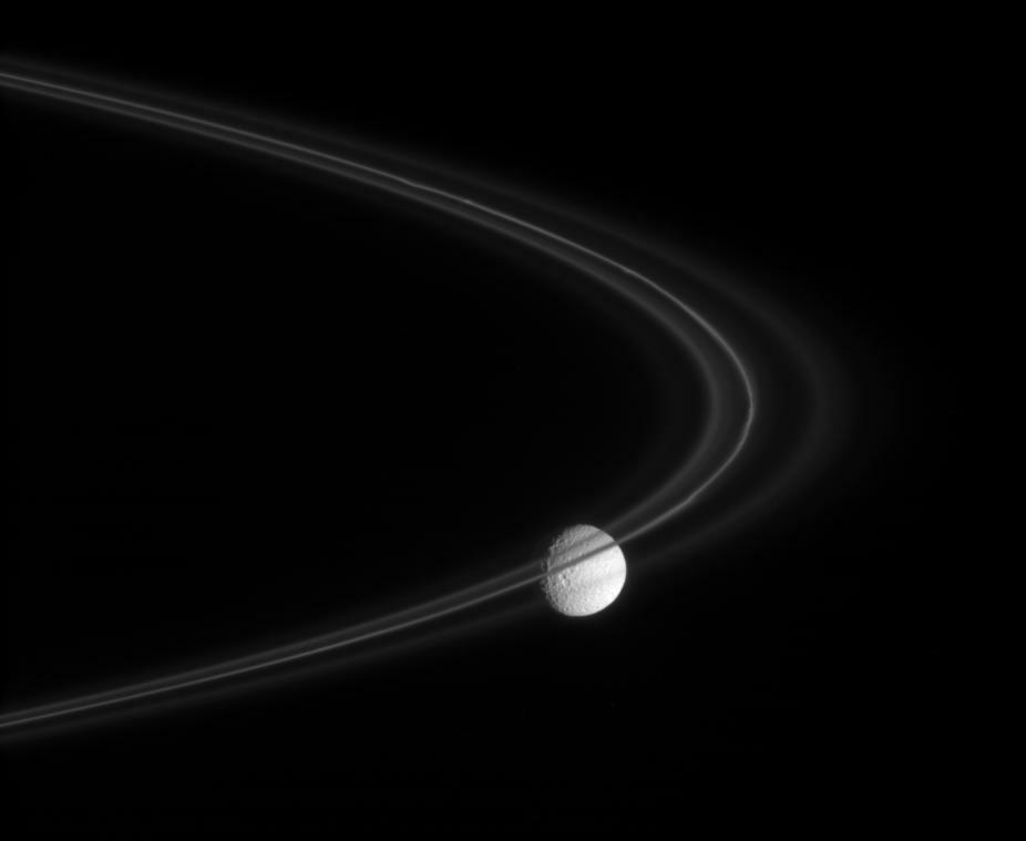 土星の環とミマス©NASA/Wikipedia