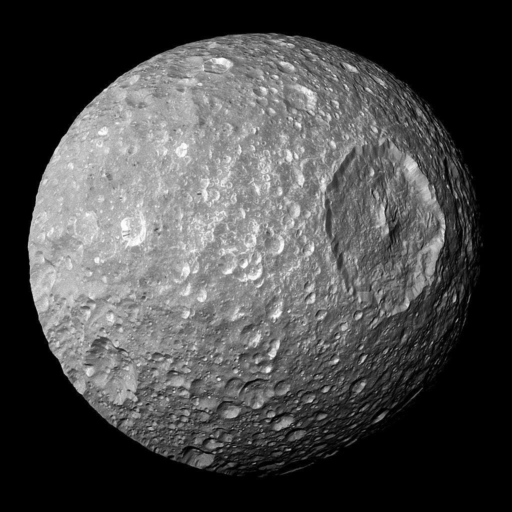 土星の衛星「ミマス」©NASA/Wikipedia
