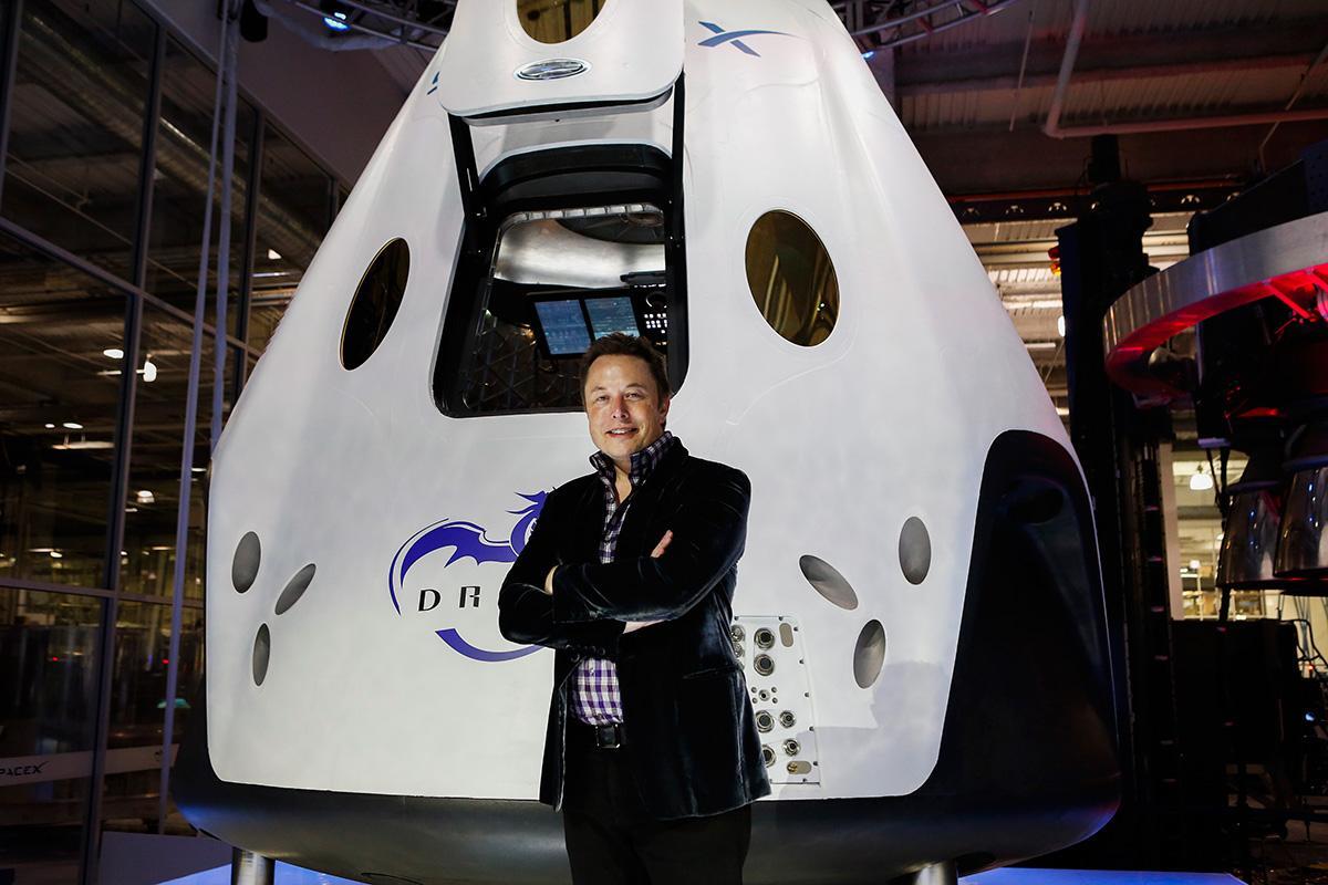 イーロン・マスク氏とドラゴン宇宙船©SpaceX