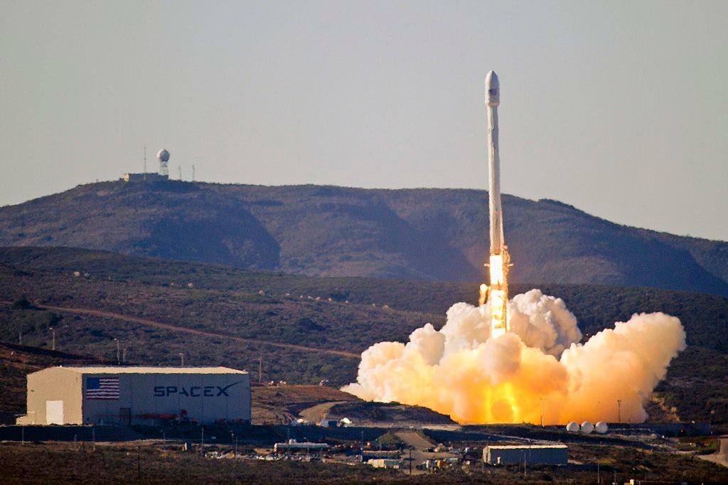 ファルコン9ロケットの打ち上げ©SpaceX / Wikipedia