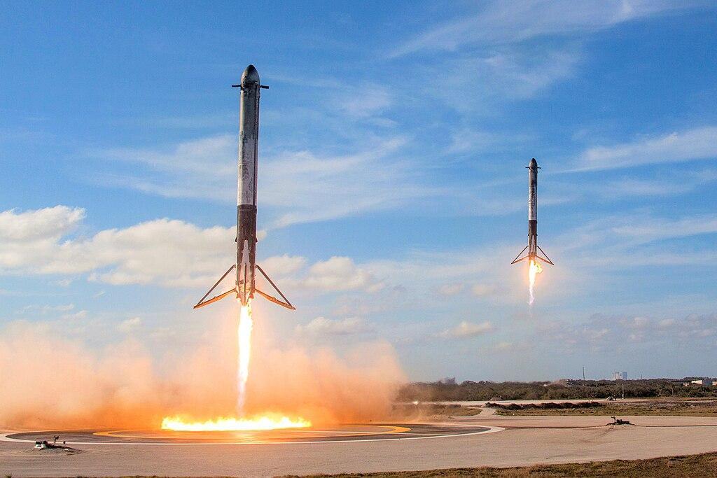 ファルコンヘビーのブースター着陸時の様子©SpaceX /Wikipedia